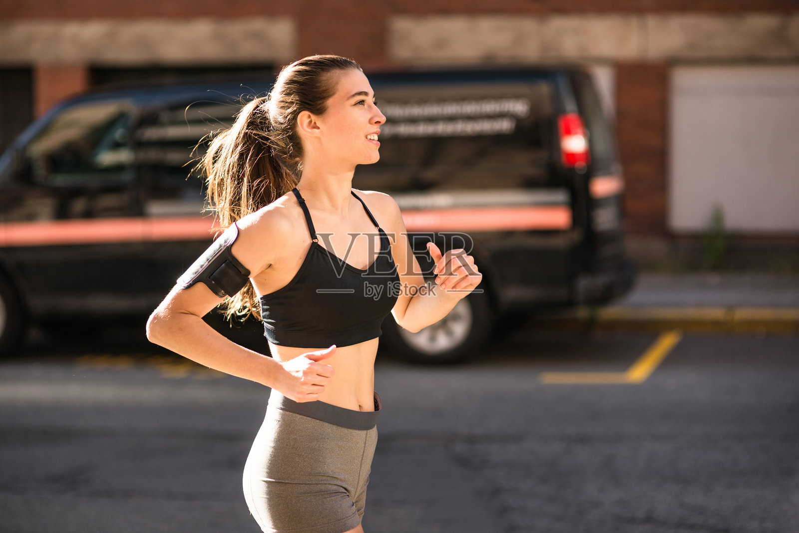 街上跑步照片摄影图片