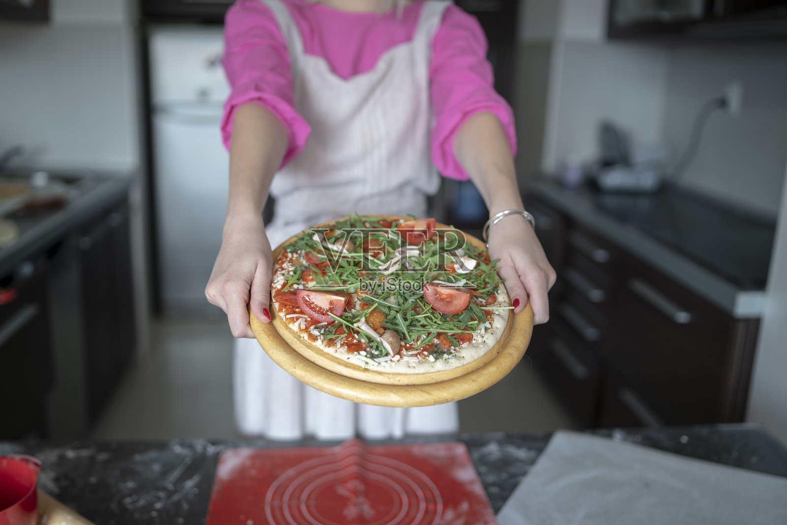 准备美味披萨的女人照片摄影图片