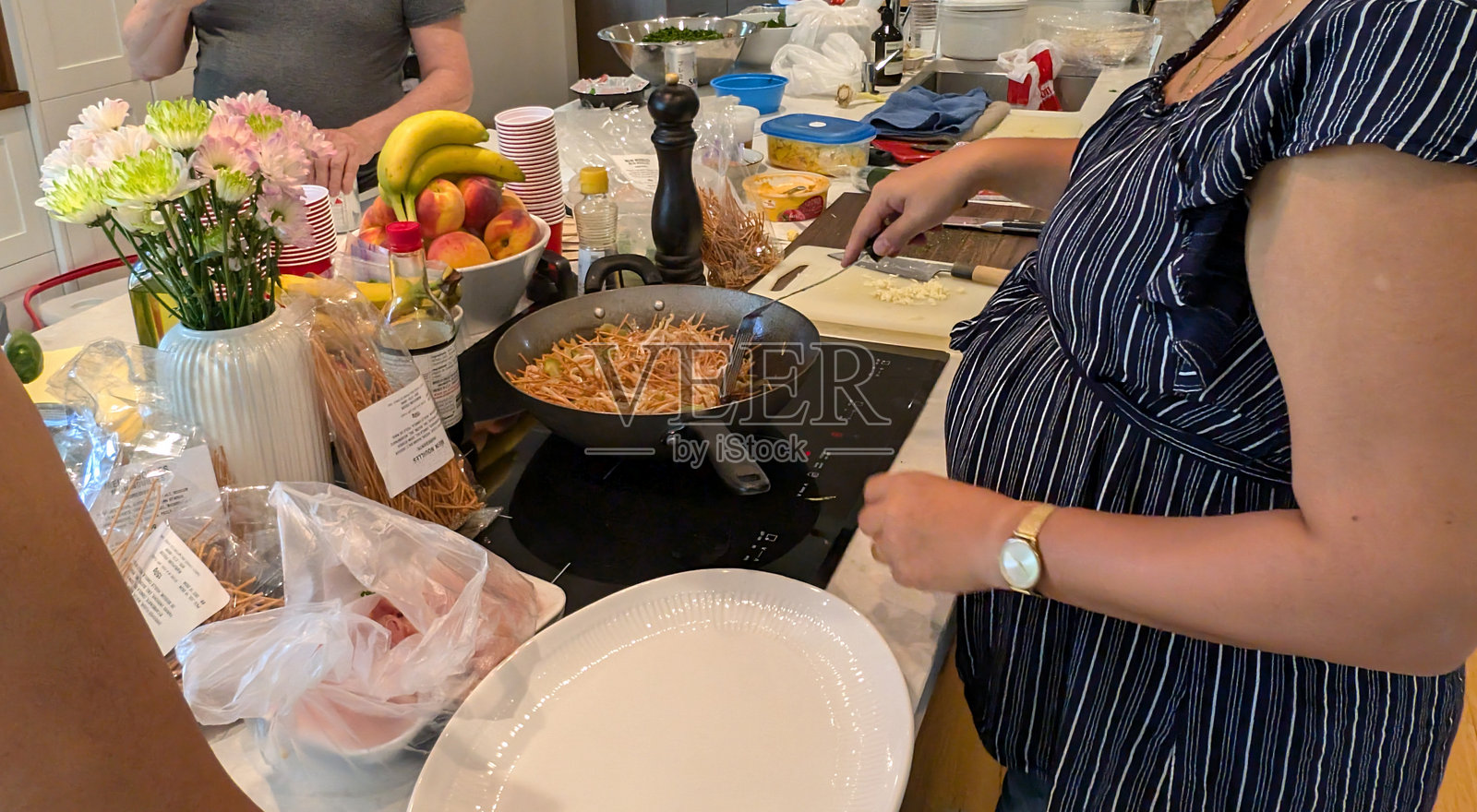 在加拿大的家庭聚会上准备晚餐照片摄影图片