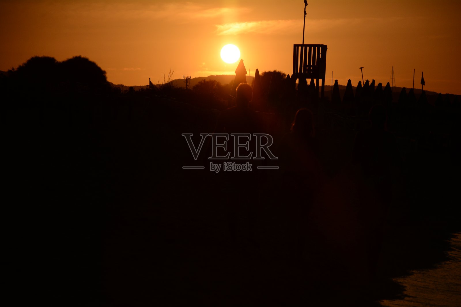 在撒丁岛的波尔图波罗，夕阳把天空染成了鲜艳的橙色照片摄影图片