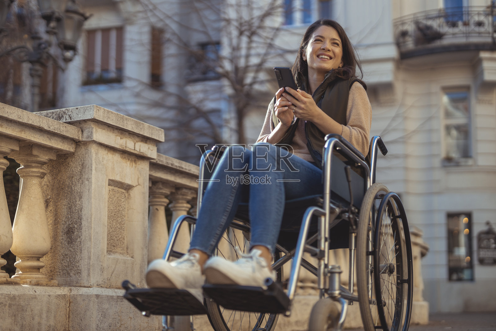市中心坐轮椅的残疾女性照片摄影图片