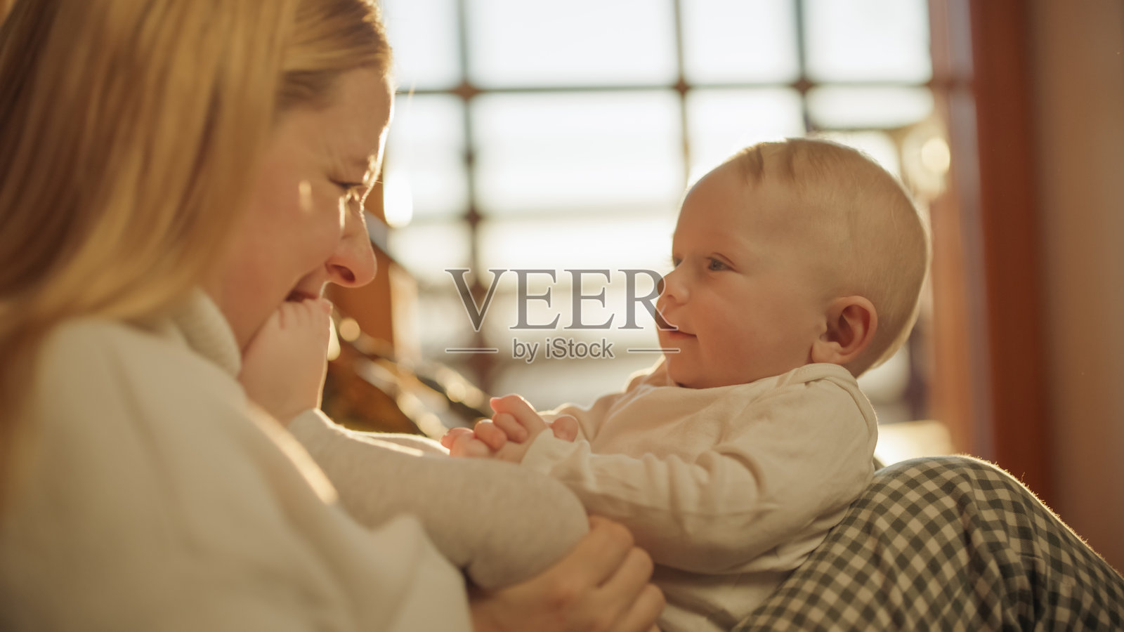 白人母亲和婴儿的温柔时刻照片摄影图片