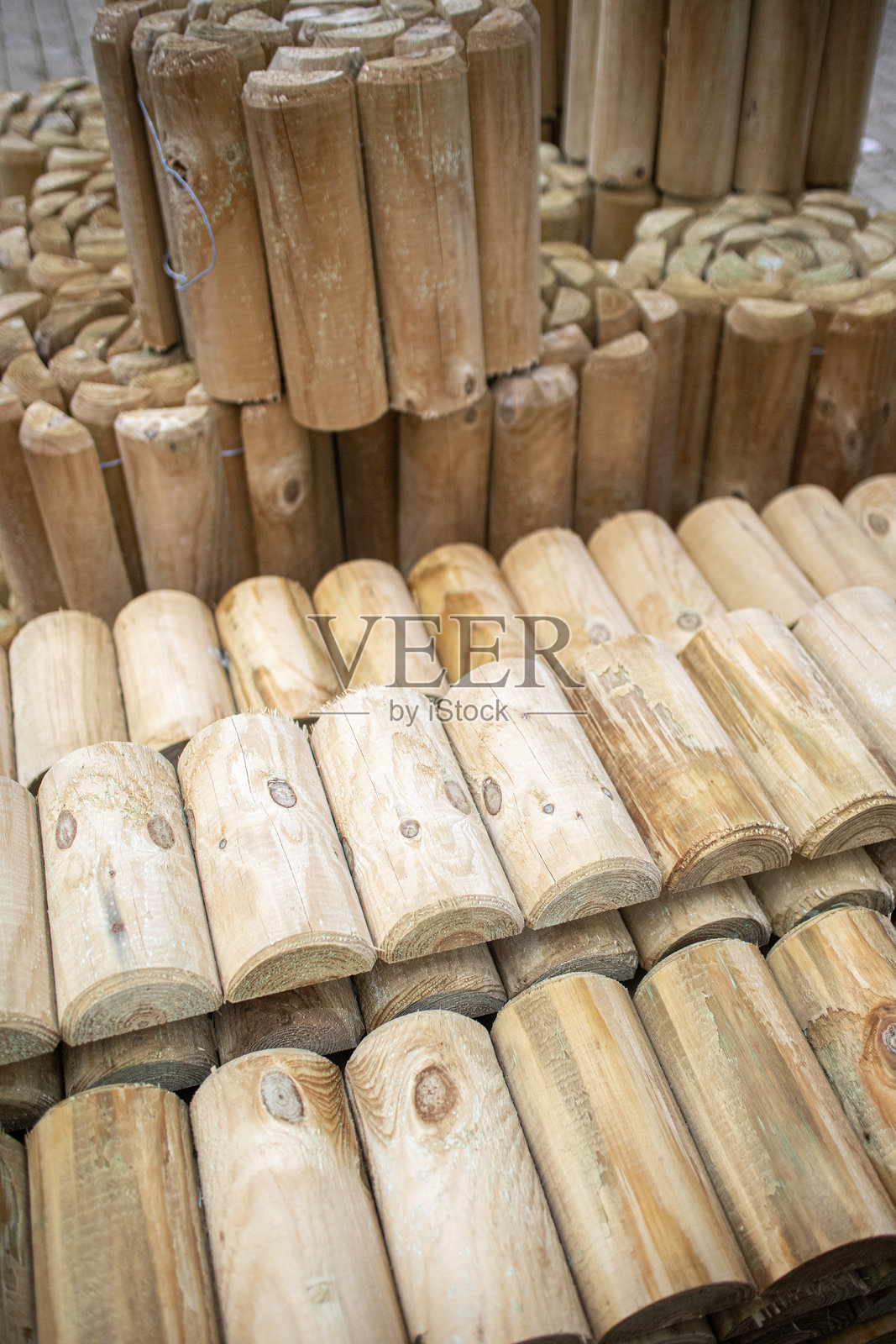 用来从花圃或菜圃上给草坪划边的圆木卷照片摄影图片