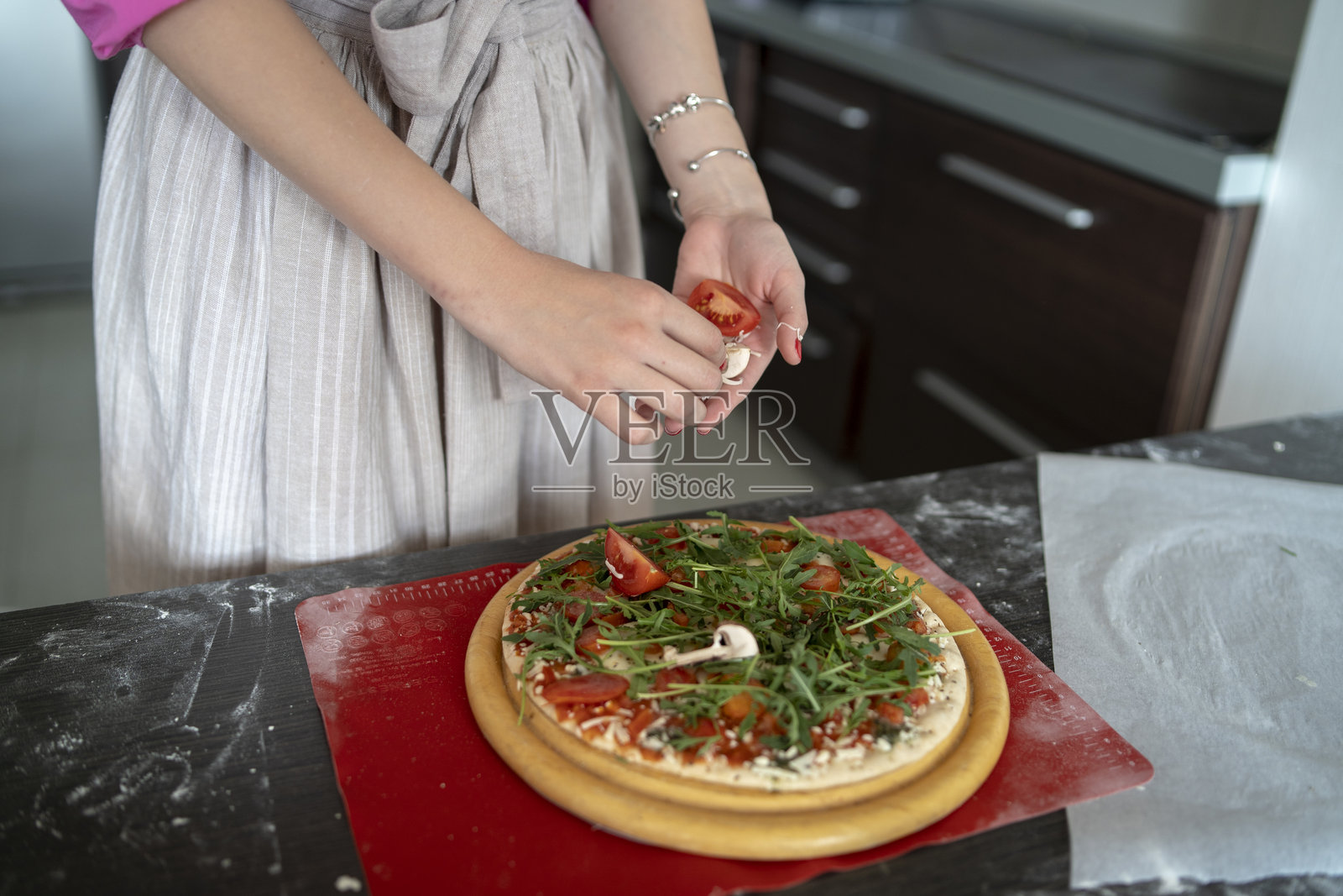 准备美味披萨的女人照片摄影图片