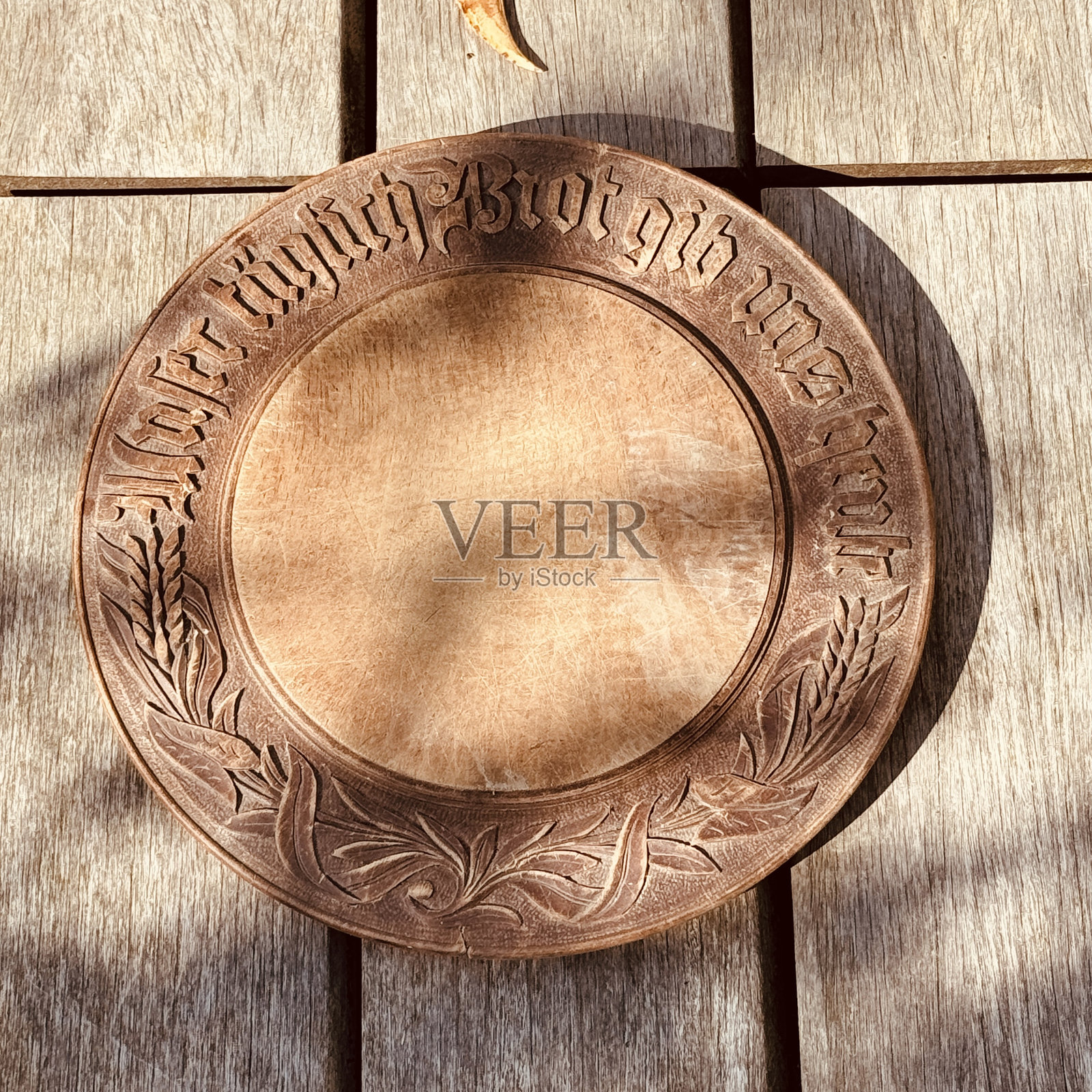 晚祷板上刻着:今日赐给我们日用的饮食照片摄影图片