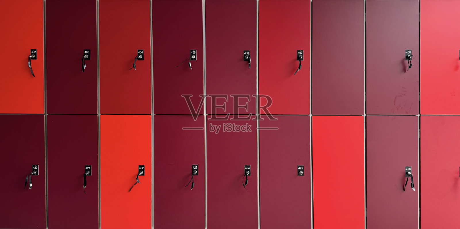 游泳池里可上锁的衣架照片摄影图片