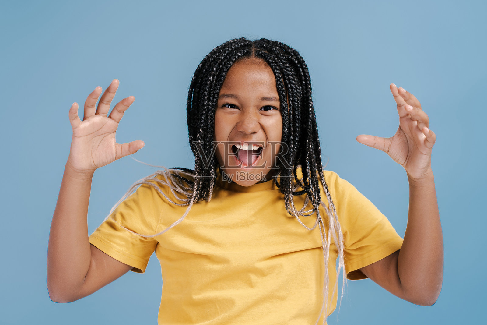 有趣、兴奋、发型时髦的非裔美国女孩看着镜头尖叫照片摄影图片