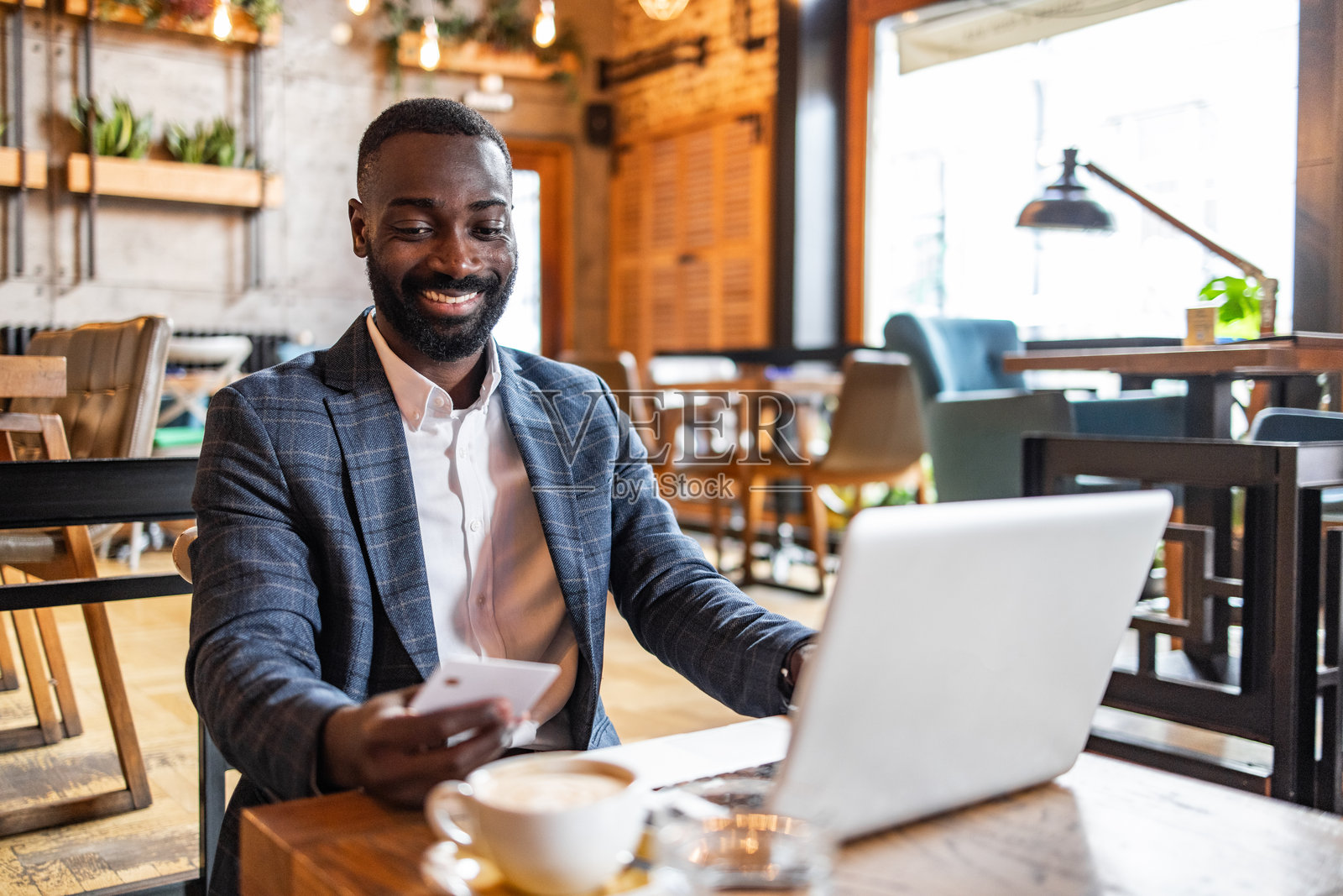 工作没有国界，笔记本电脑，咖啡，通过电子银行查看你的银行账户照片摄影图片