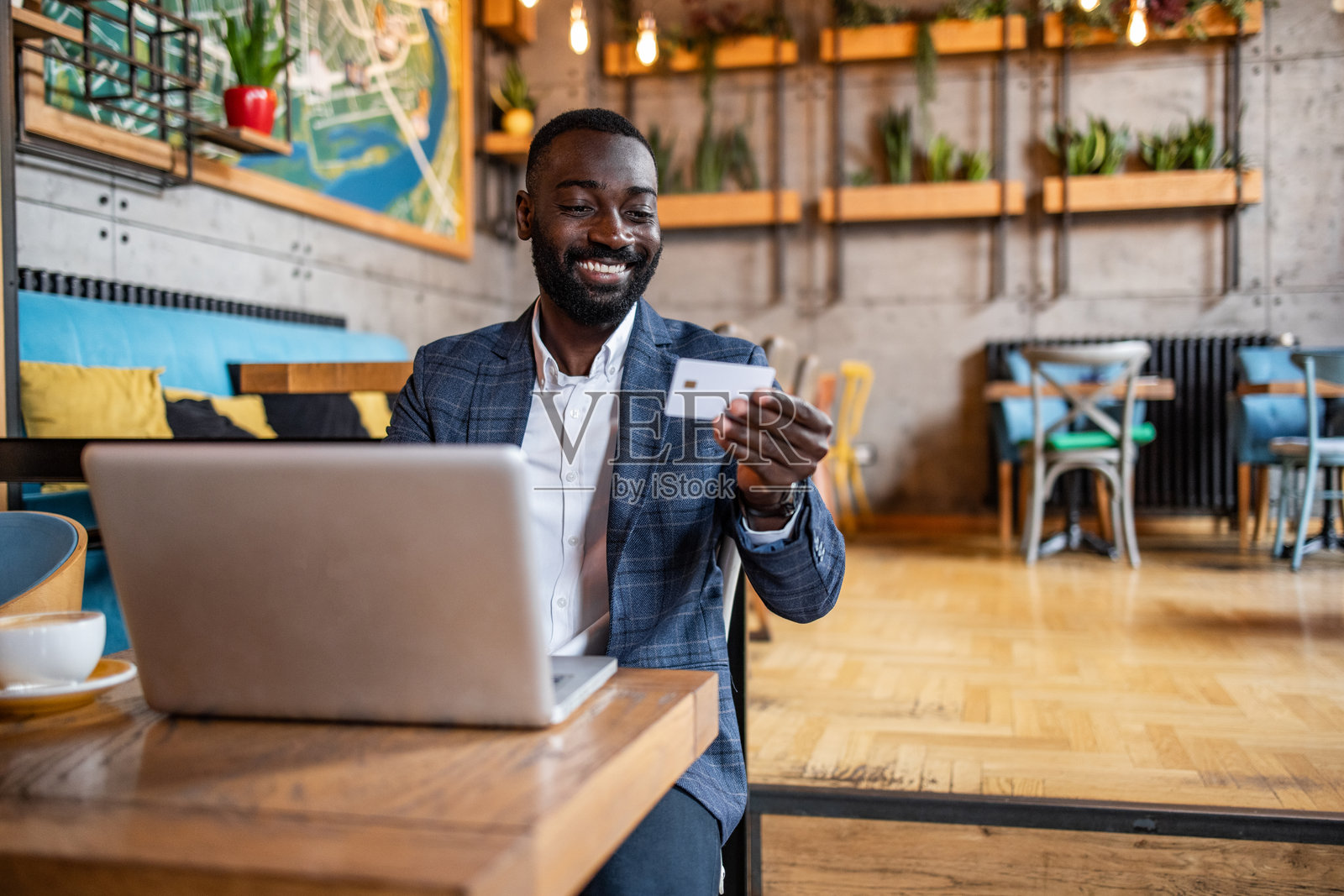 工作没有国界，笔记本电脑，咖啡，通过电子银行查看你的银行账户照片摄影图片