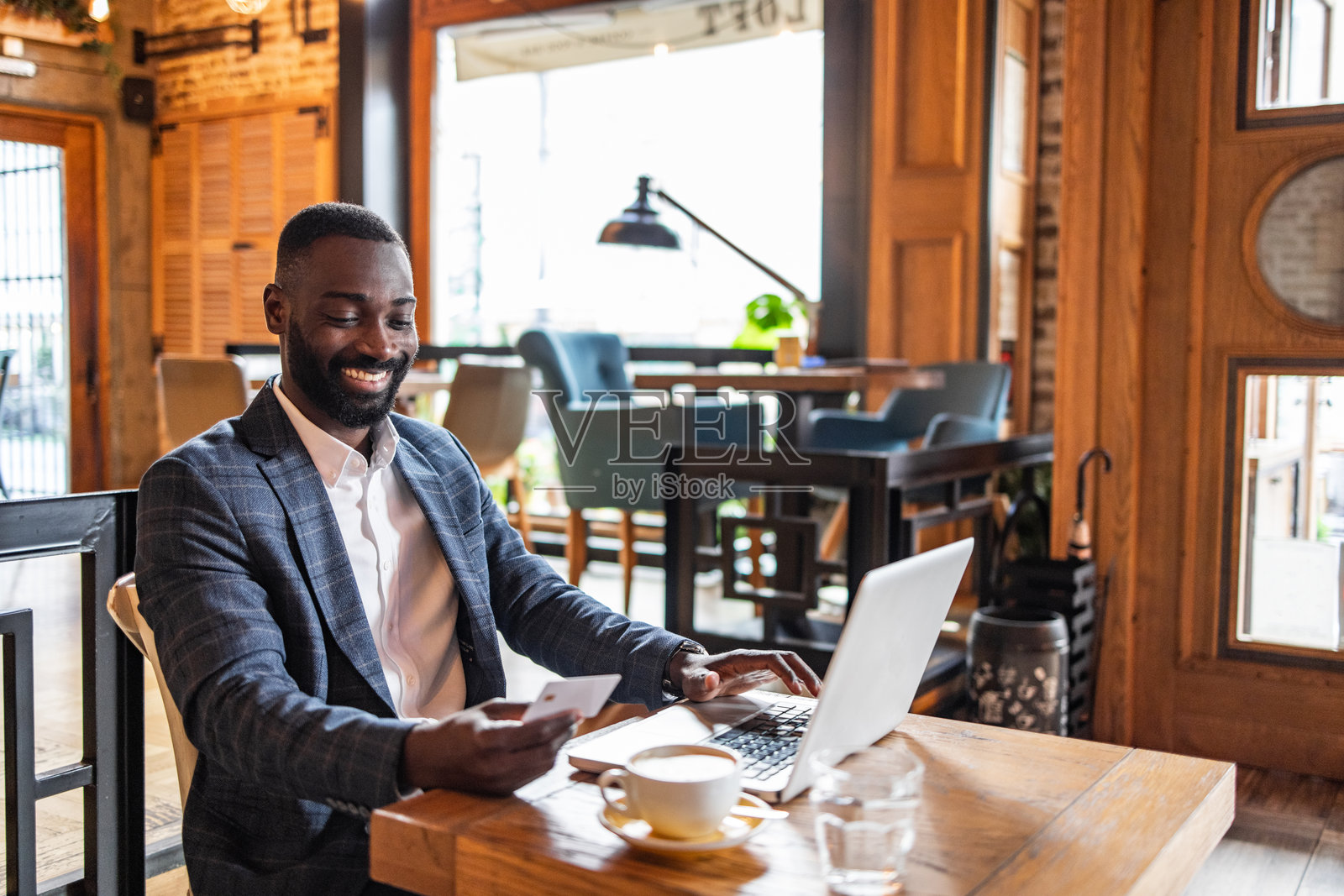 工作没有国界，笔记本电脑，咖啡，通过电子银行查看你的银行账户照片摄影图片