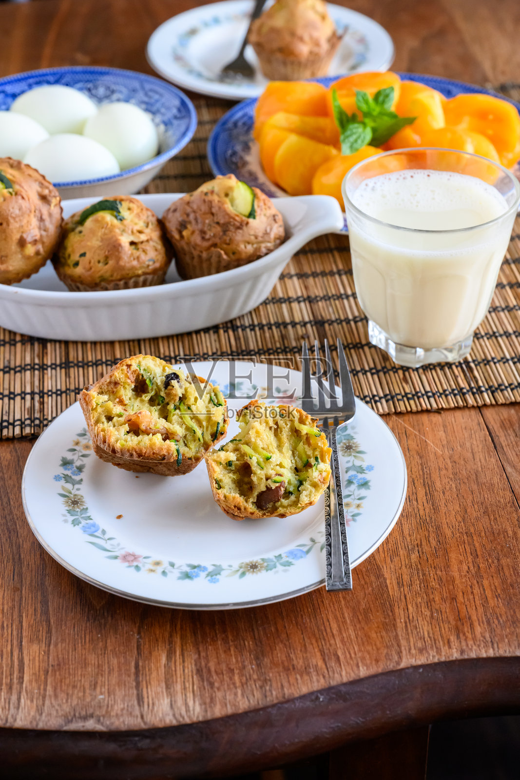 低碳水化合物饮食——早餐包括水果、蔬菜、生鸡蛋、西葫芦松饼和豆浆照片摄影图片