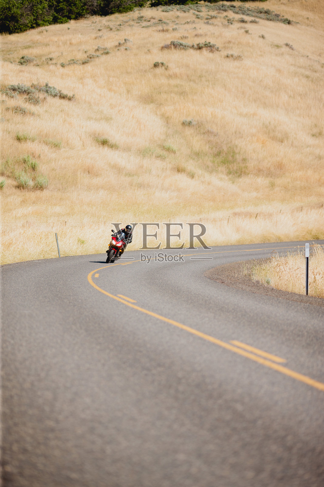 夏日里骑摩托车的人照片摄影图片