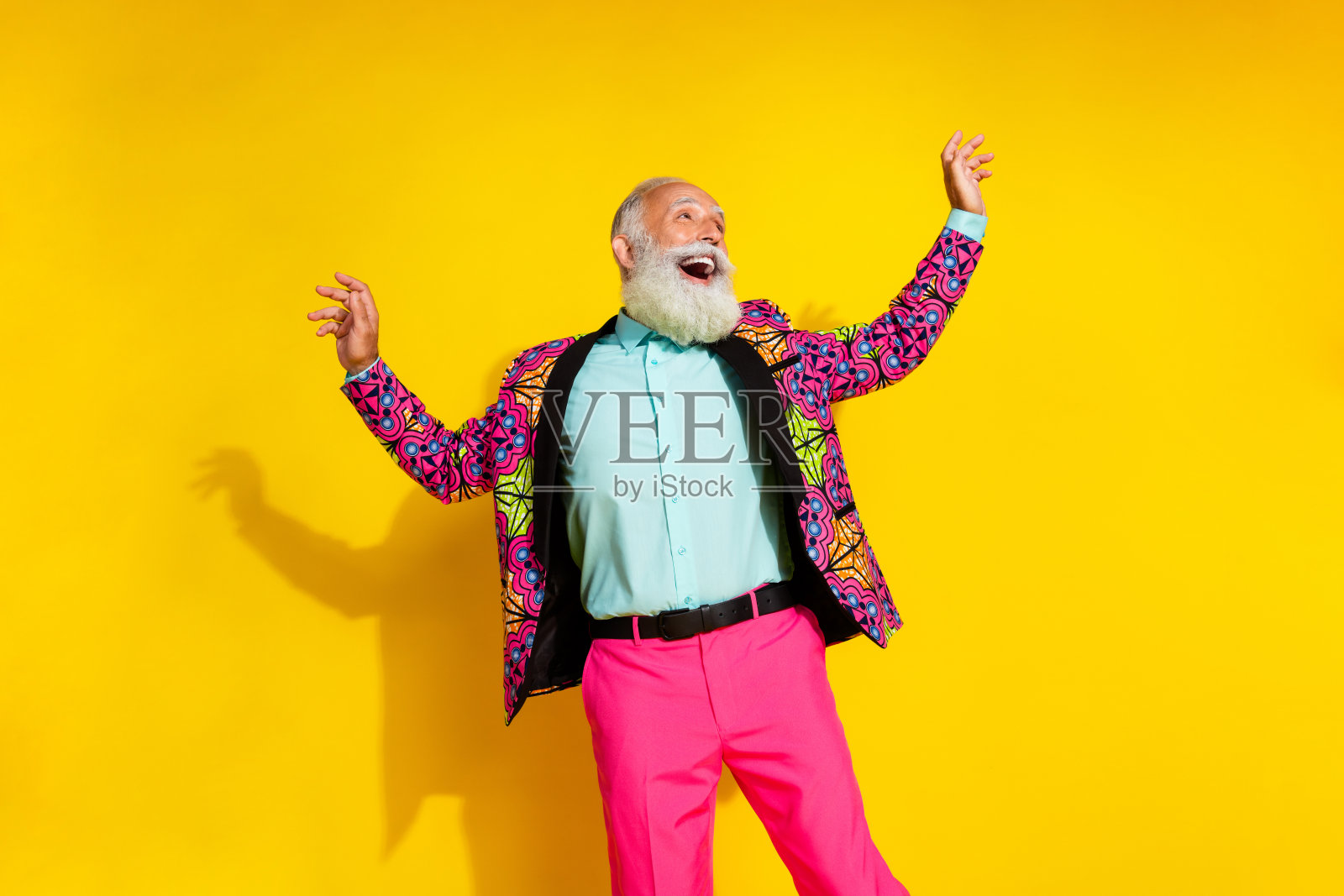 照片的快乐积极优雅的男人享受跳舞聚会穿彩色西装外套孤立的黄色背景照片摄影图片