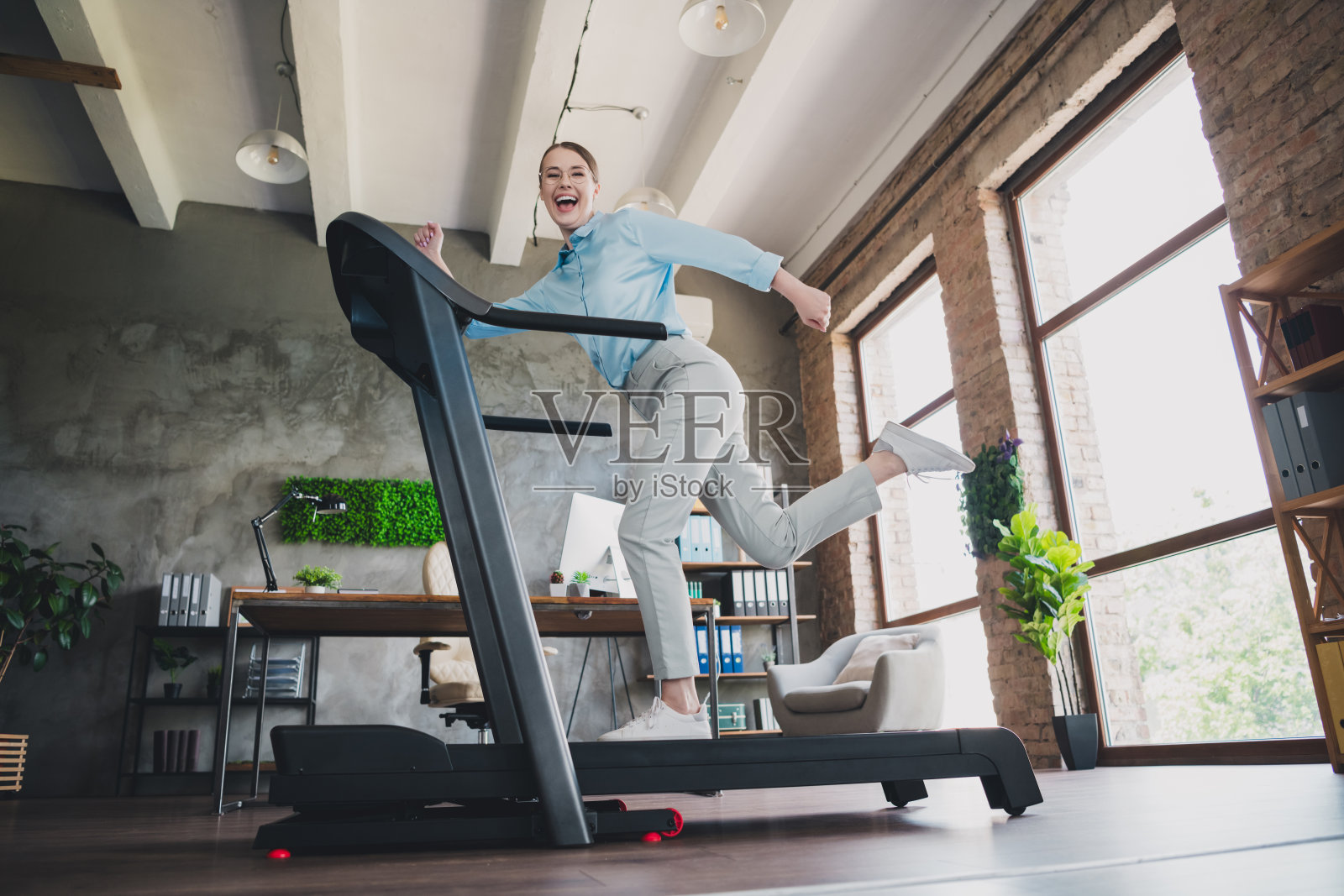 照片开朗有趣的女士招聘人员穿着衬衫跑步机室内工作场所工作站阁楼照片摄影图片