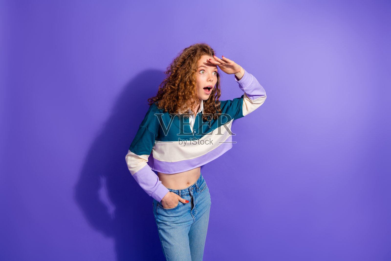 漂亮迷人的年轻女孩的照片看起来空白的空间孤立的紫罗兰色背景照片摄影图片