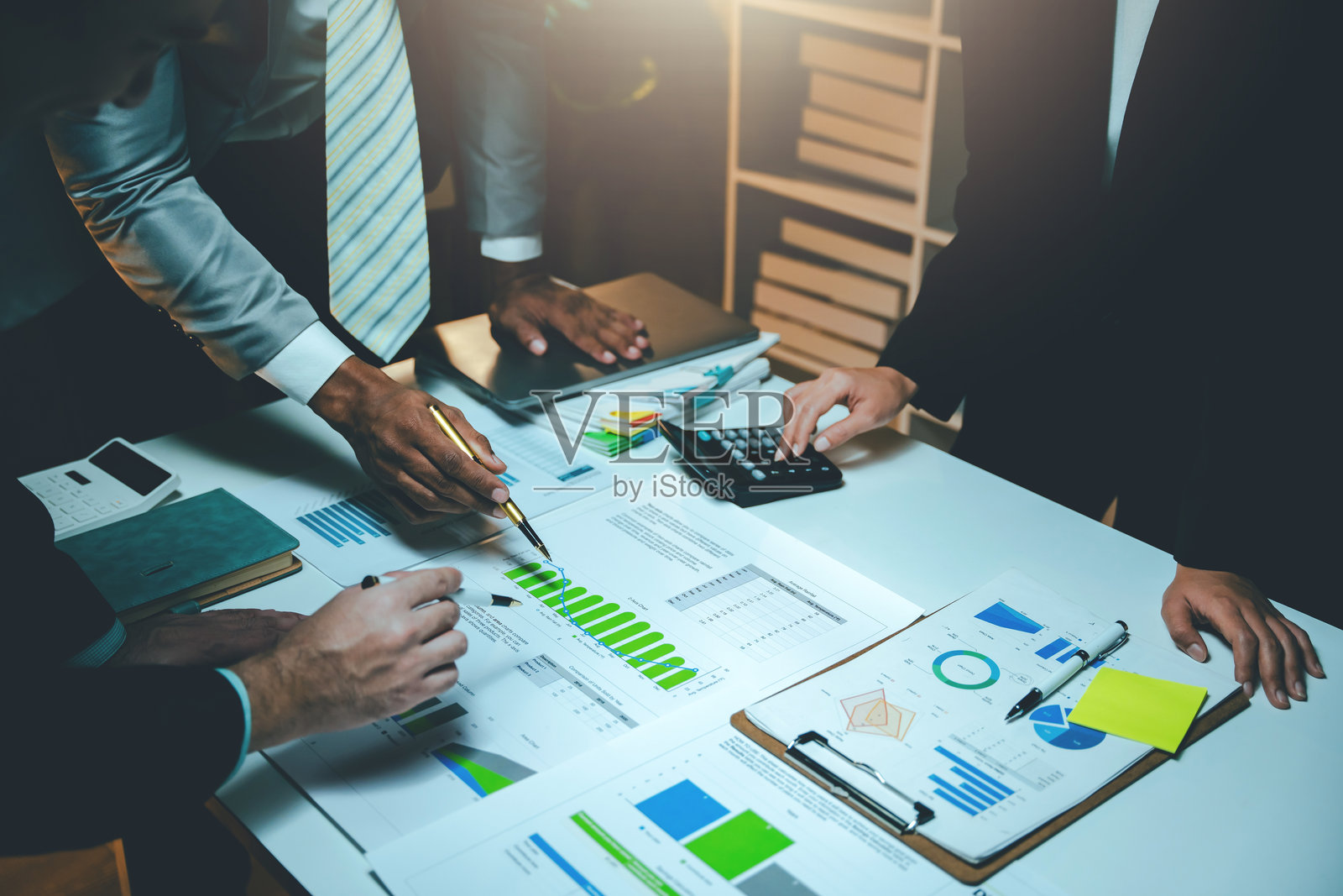 商务人士加班集思广益讨论分析和规划业务战略团队合作和加班的概念照片摄影图片