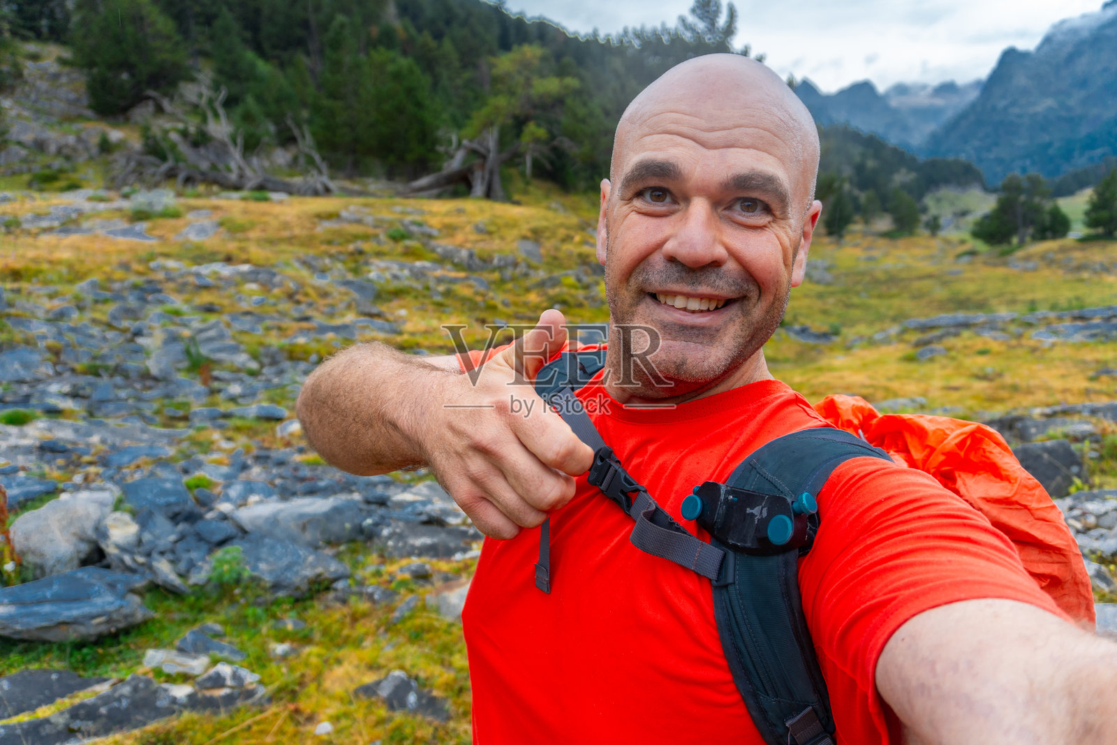 快乐的徒步旅行者在自然的户外自拍时竖起大拇指照片摄影图片
