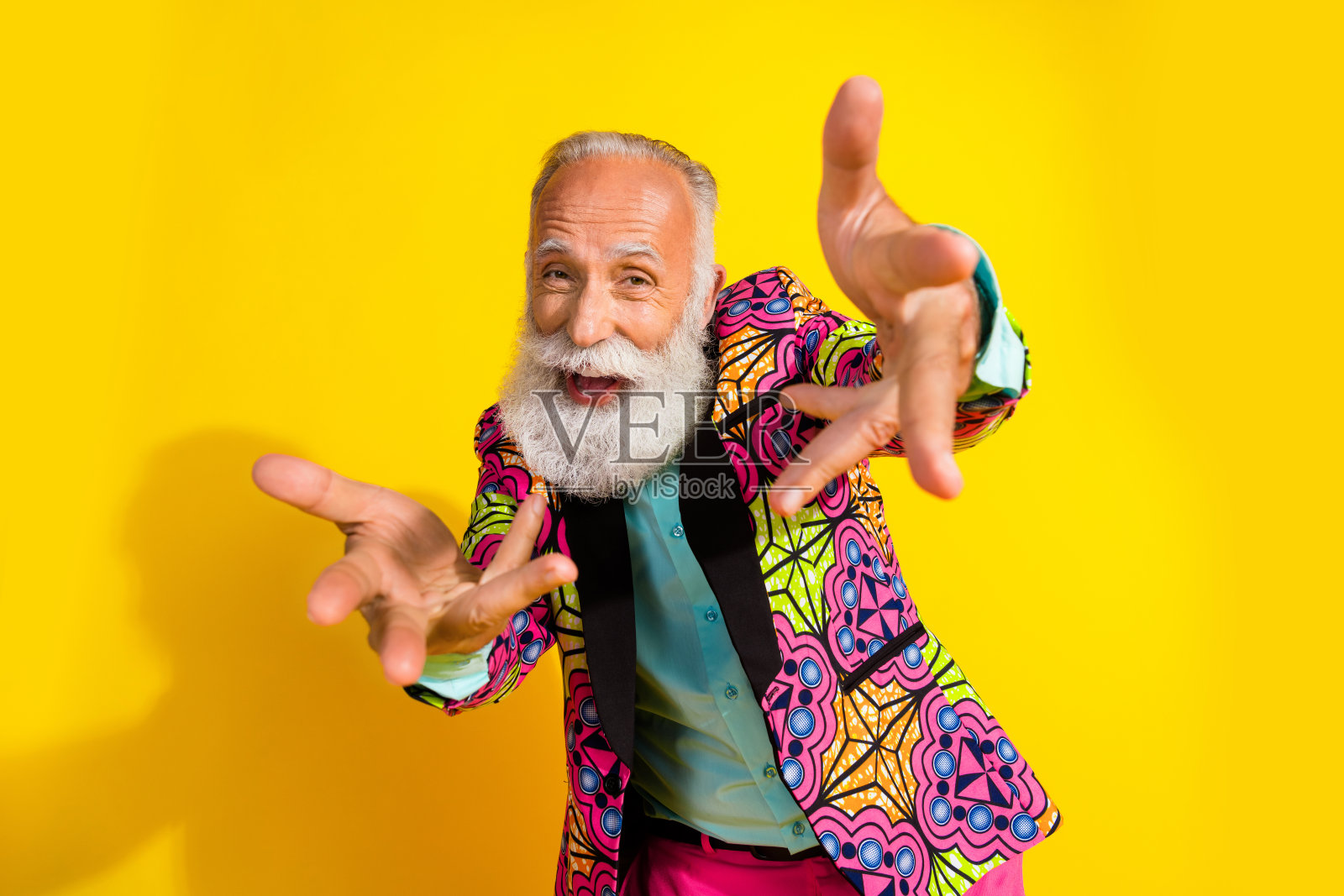 有吸引力的退休男子点你享受迪斯科穿着时尚的彩色粉红色花哨的衣服孤立在黄色的背景照片摄影图片