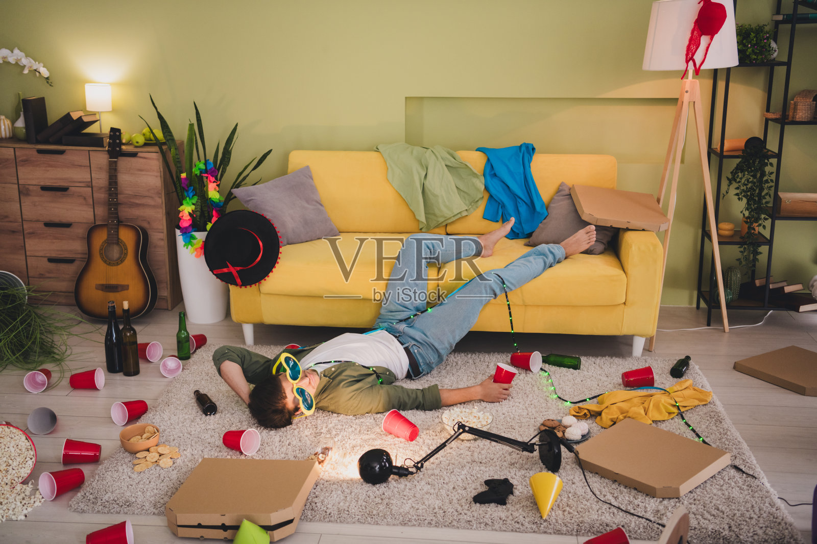 有趣的醉酒男子的照片后聚会庆祝周末放松休息室内房间家房子公寓照片摄影图片