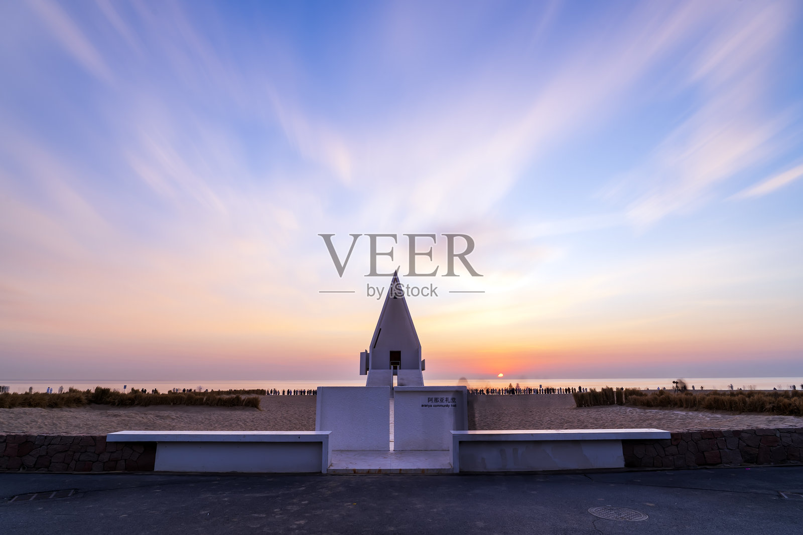 海边美丽的教堂，早晨的教堂和美丽的晨光照片摄影图片