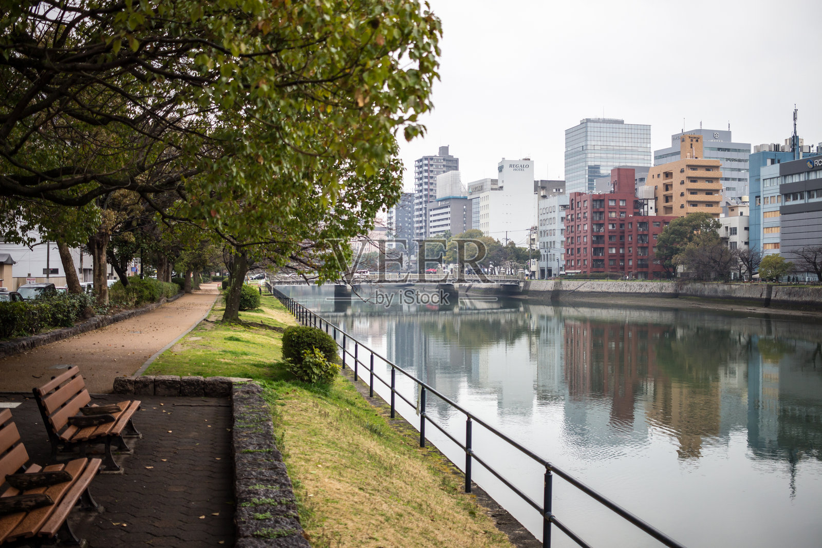 河中建筑物的倒影照片摄影图片