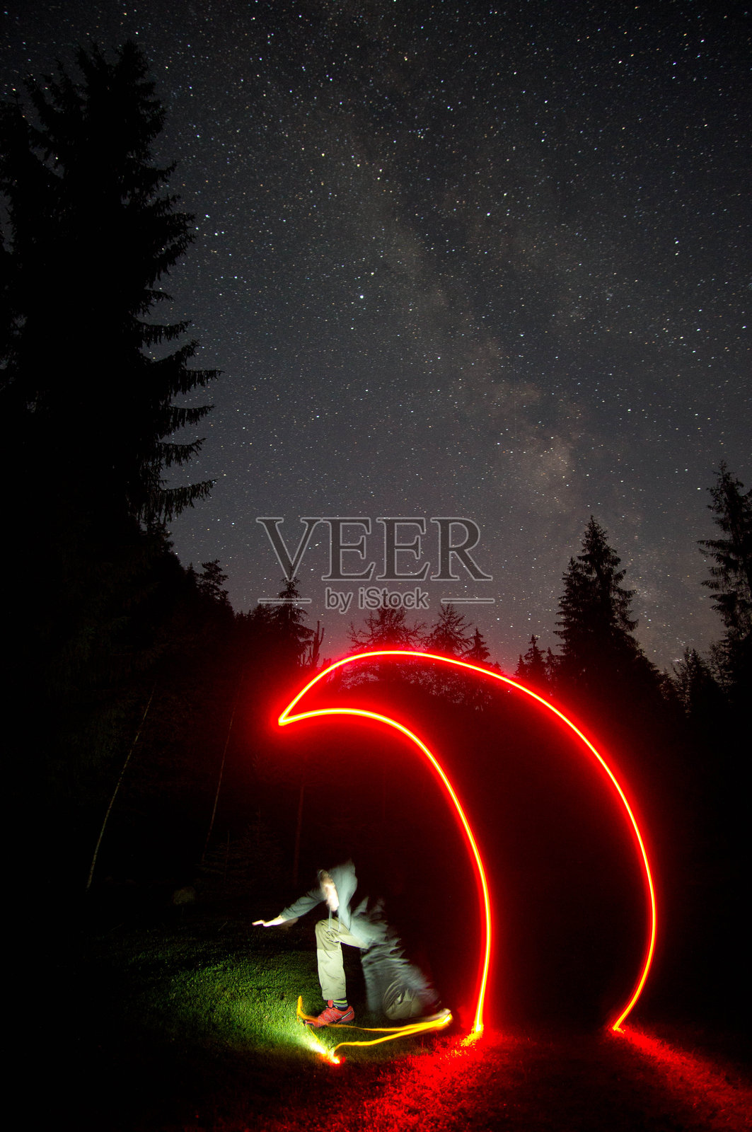夜晚，天空映衬着田野上的光画照片摄影图片