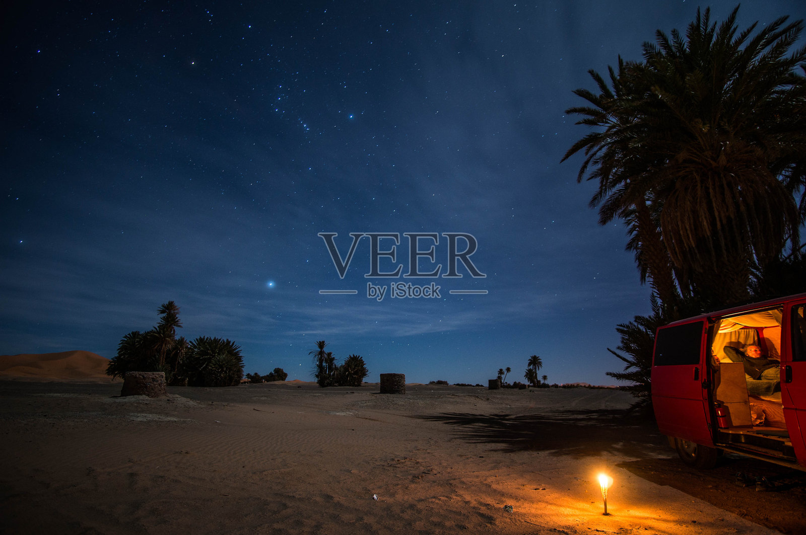 雄伟的星空在夜空中照片摄影图片
