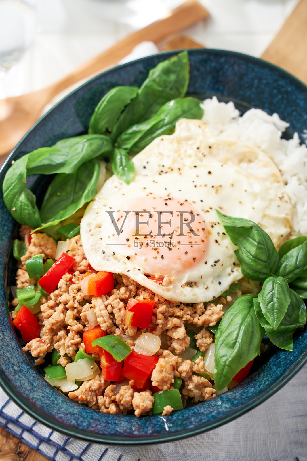 泰式罗勒鸡饭(Pad Kra Pao)配煎蛋照片摄影图片