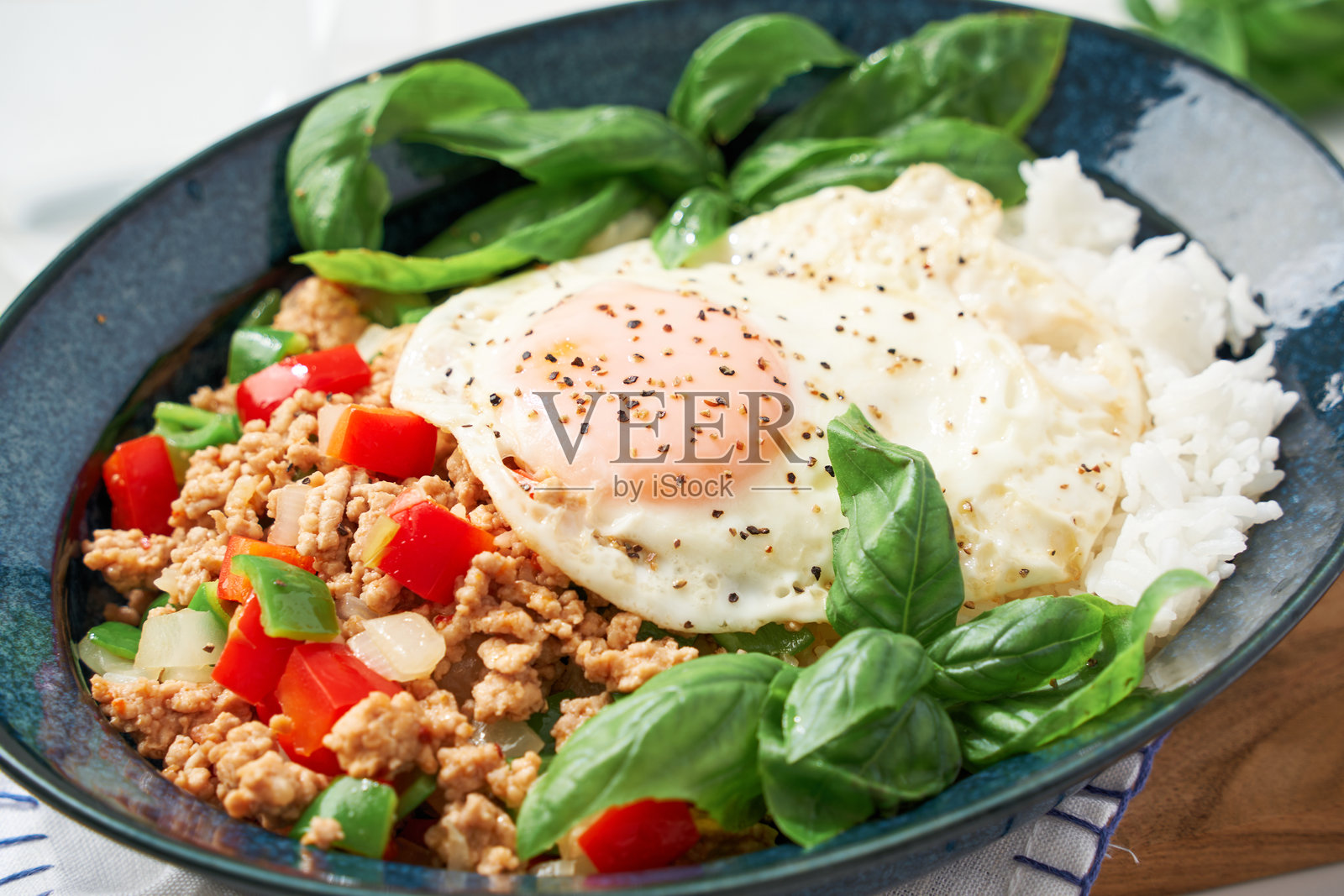 泰式罗勒鸡饭(Pad Kra Pao)配煎蛋照片摄影图片