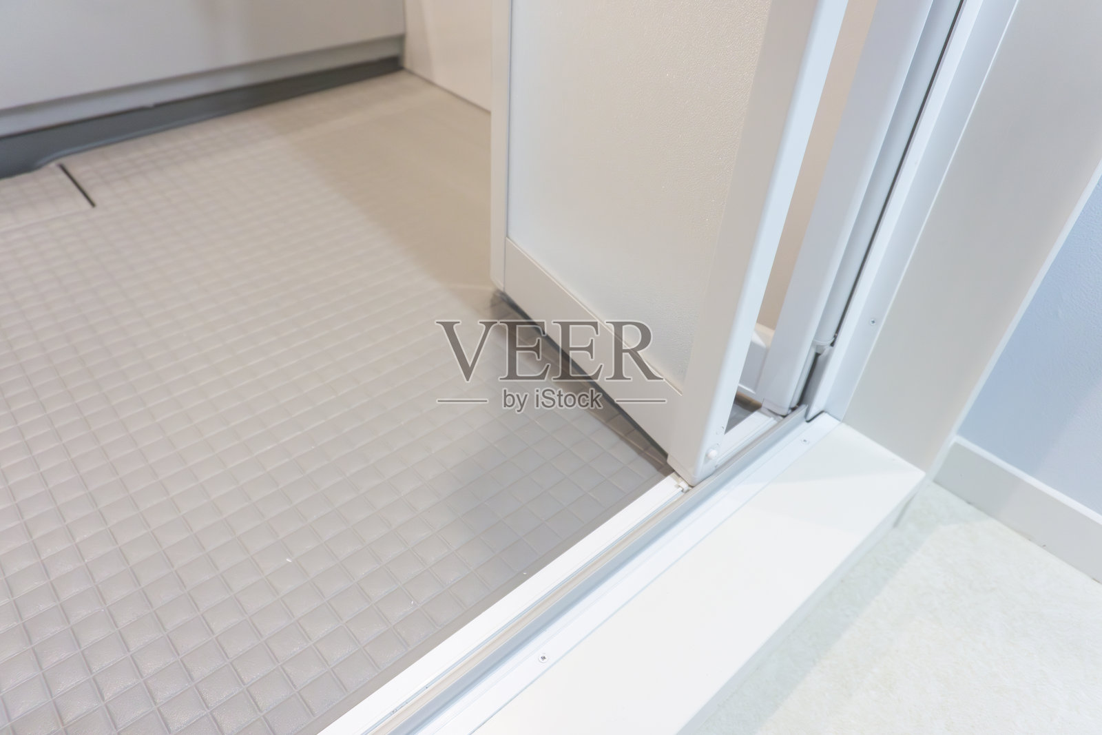 浴室门照片摄影图片