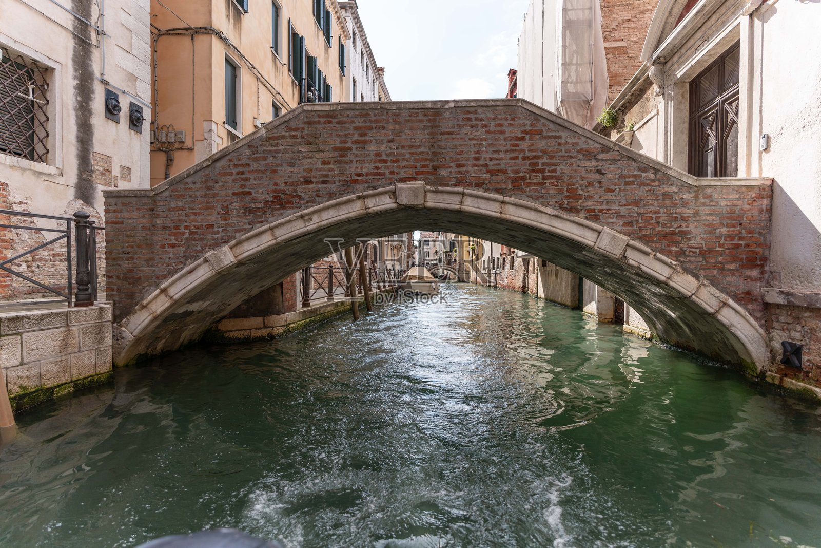 威尼斯从运河乘船旅行照片摄影图片