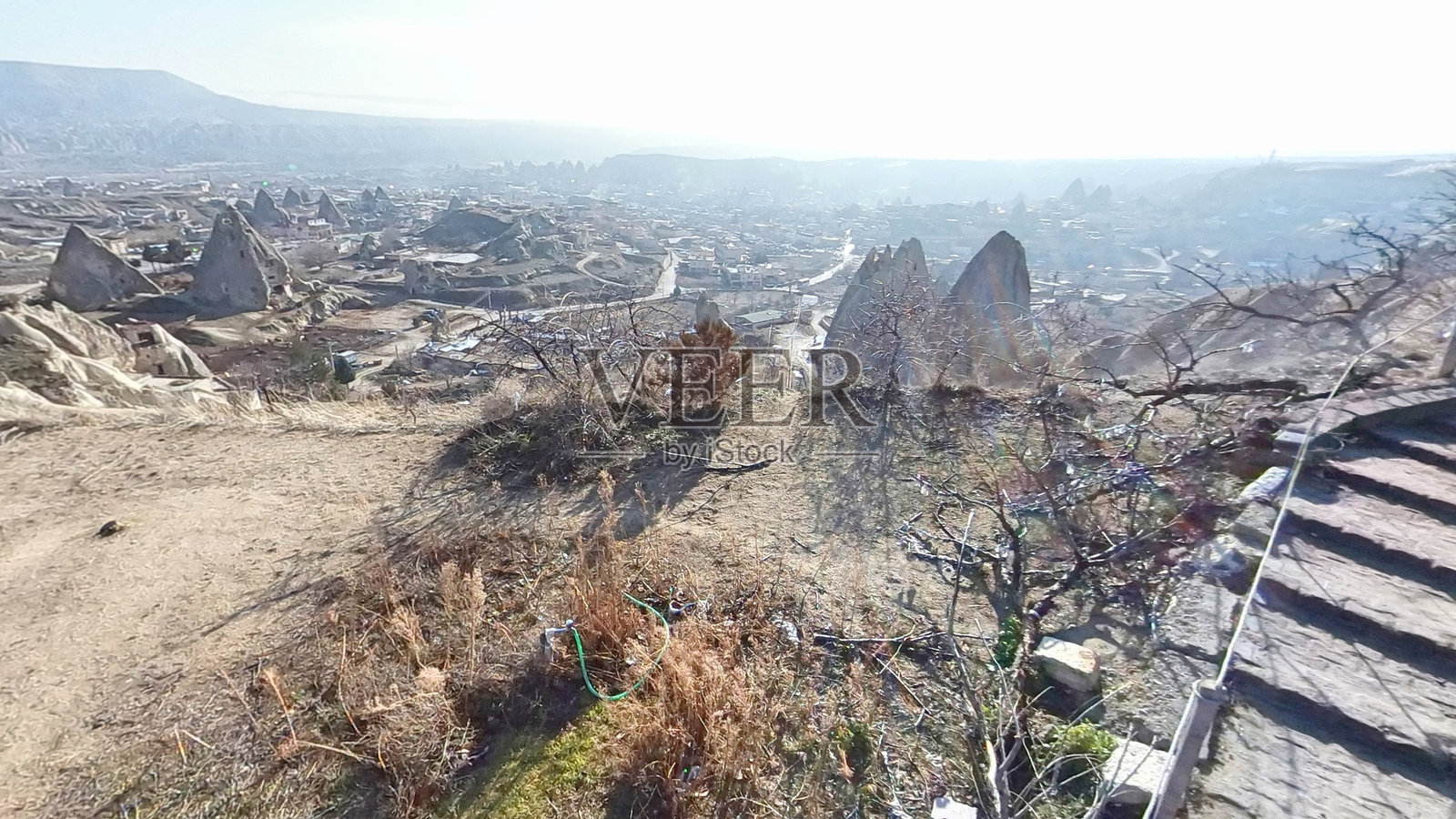 土耳其卡帕多西亚的戈雷梅山谷，古老的洞穴教堂被雕刻成山的山坡照片摄影图片