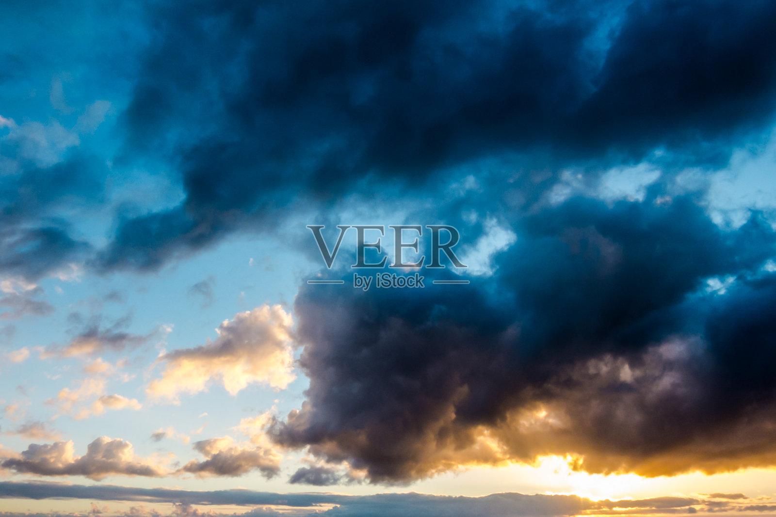 太阳在海上落下照片摄影图片