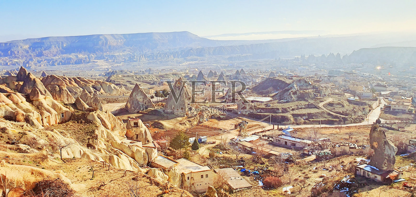 土耳其卡帕多西亚的戈雷梅山谷，古老的洞穴教堂被雕刻成山的山坡照片摄影图片