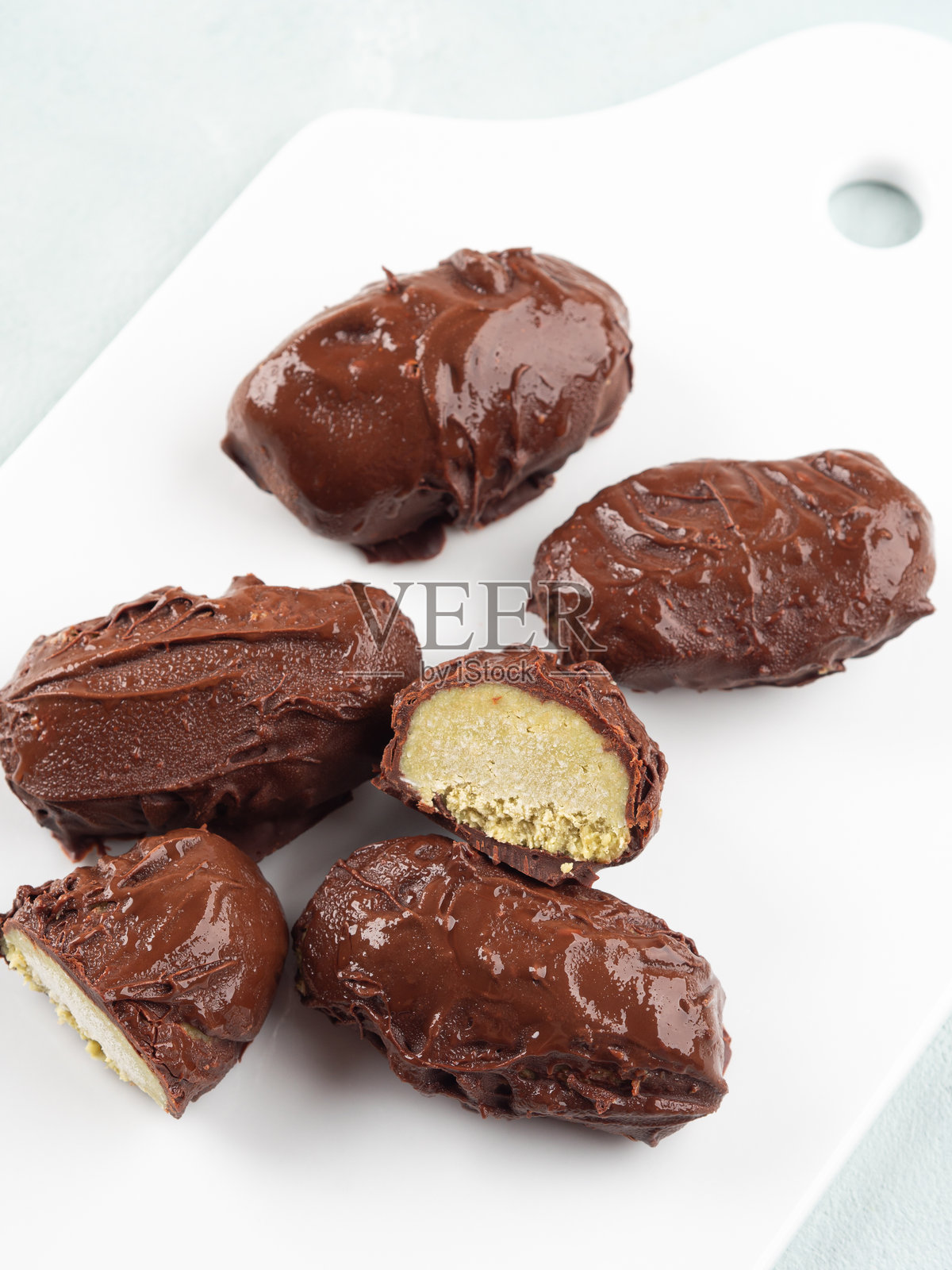 巧克力椰子果仁冰淇淋加上开心果黄油照片摄影图片