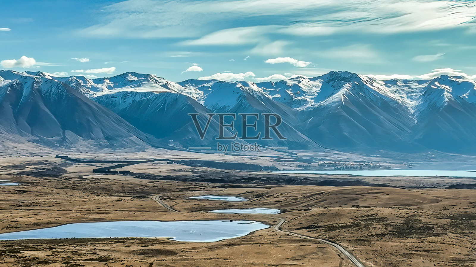 一架无人机在通往欧豪湖的乡村公路上拍摄的鸟瞰图照片摄影图片