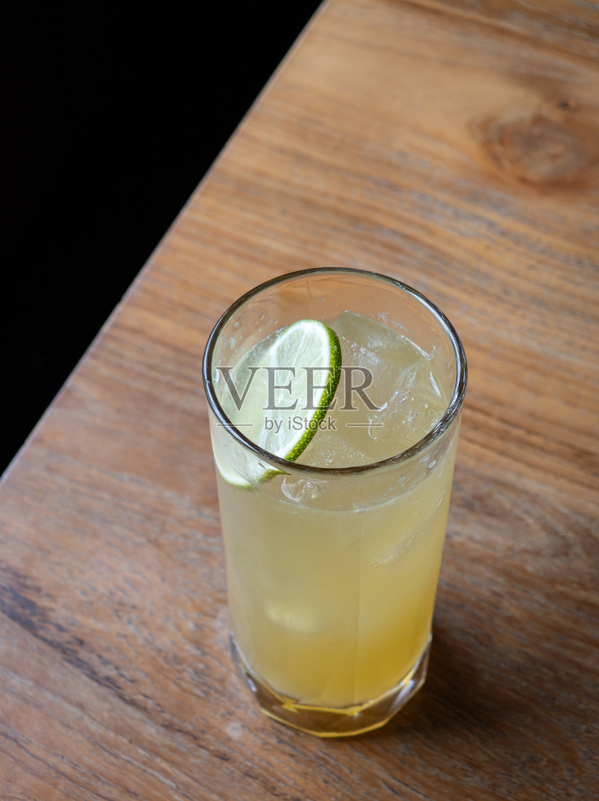 清爽柠檬苏打鸡尾酒照片摄影图片