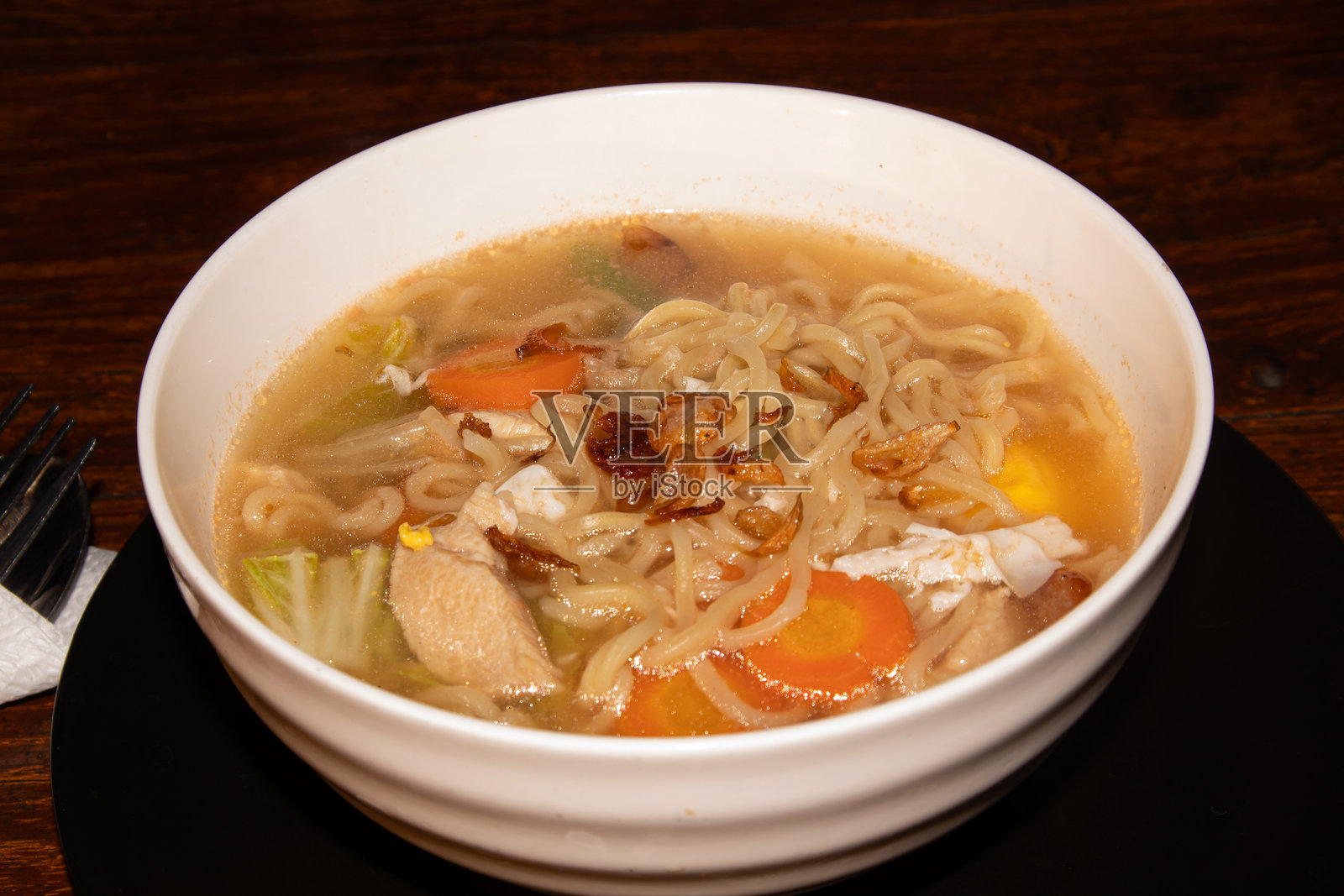 印尼鸡汤配上新鲜可口的肉汤照片摄影图片