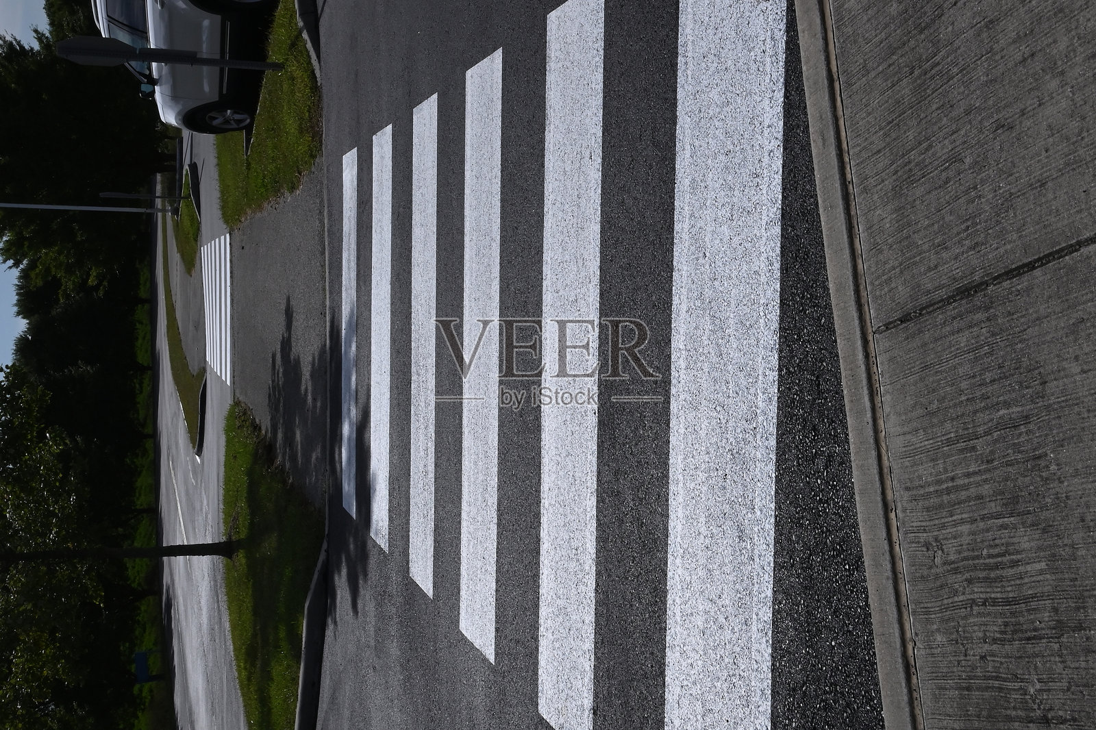 新粉刷的人行横道穿过停车场照片摄影图片