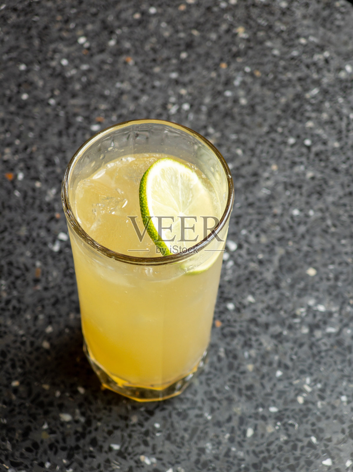 清爽柠檬苏打鸡尾酒照片摄影图片