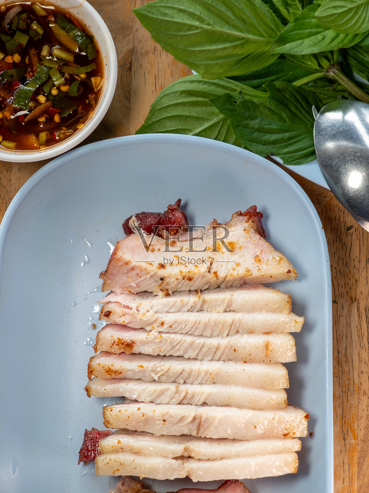 酥脆可口的泰国北部烤五花肉照片摄影图片