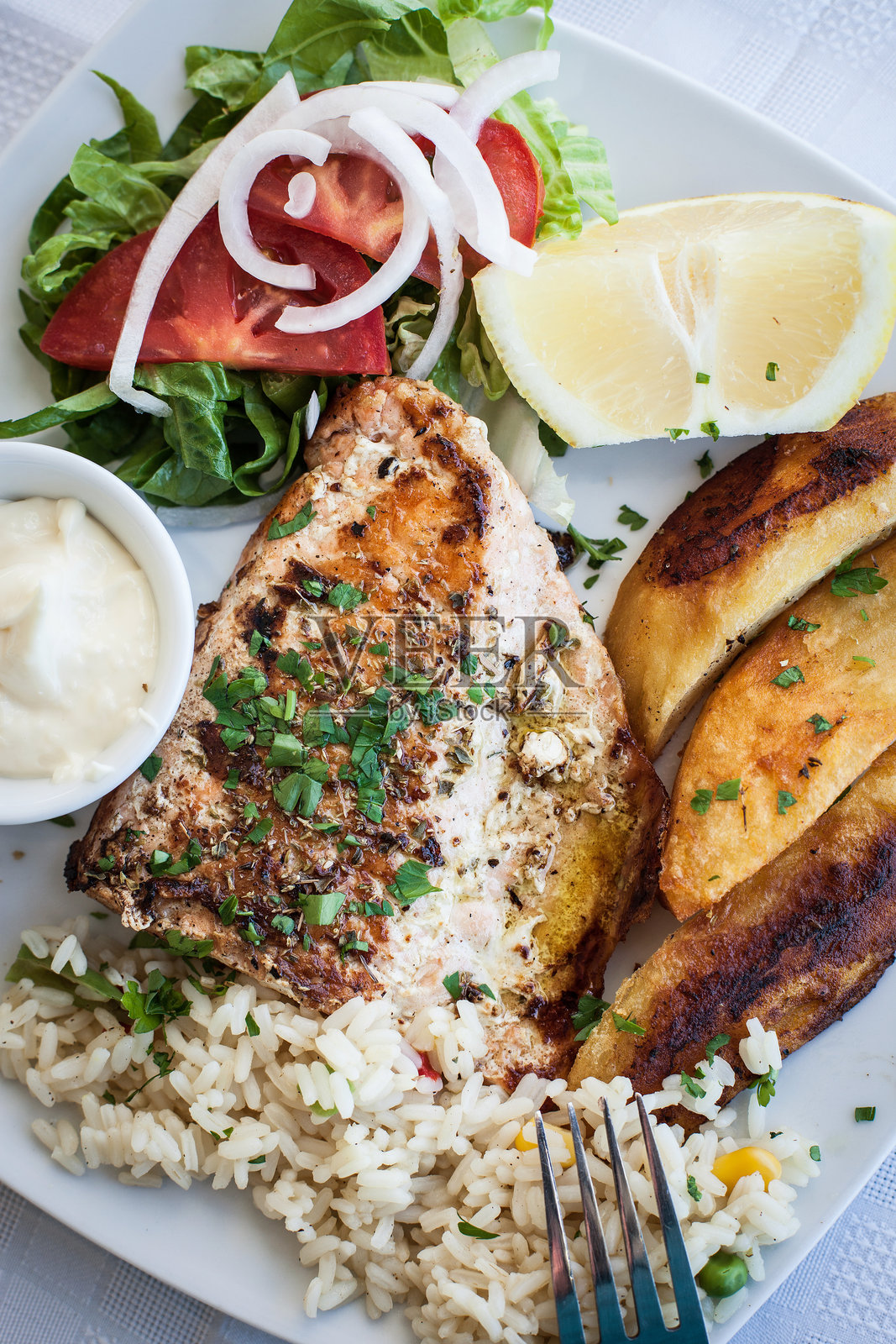 烤鲑鱼和蔬菜照片摄影图片