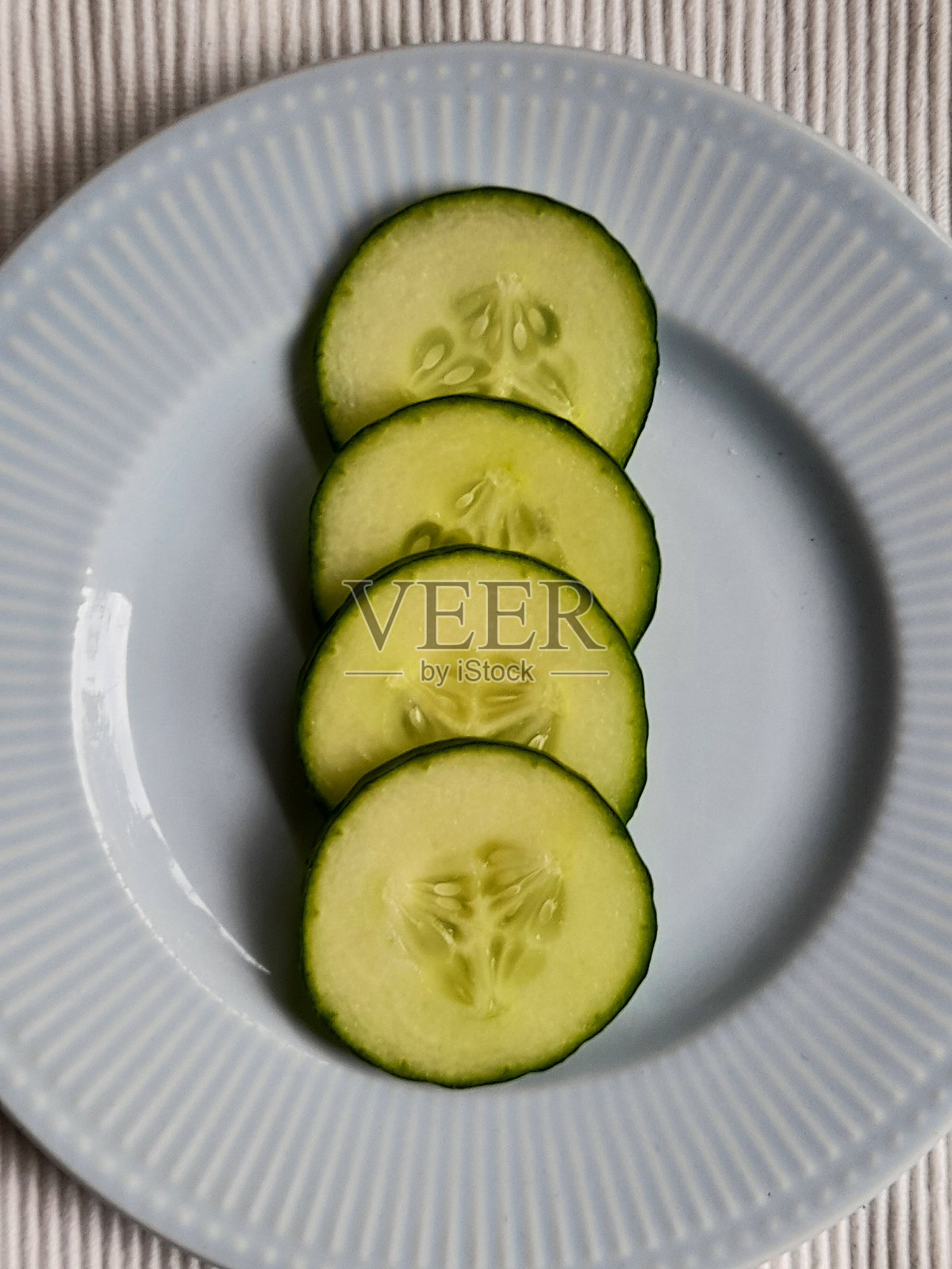 把黄瓜片排在盘子里照片摄影图片