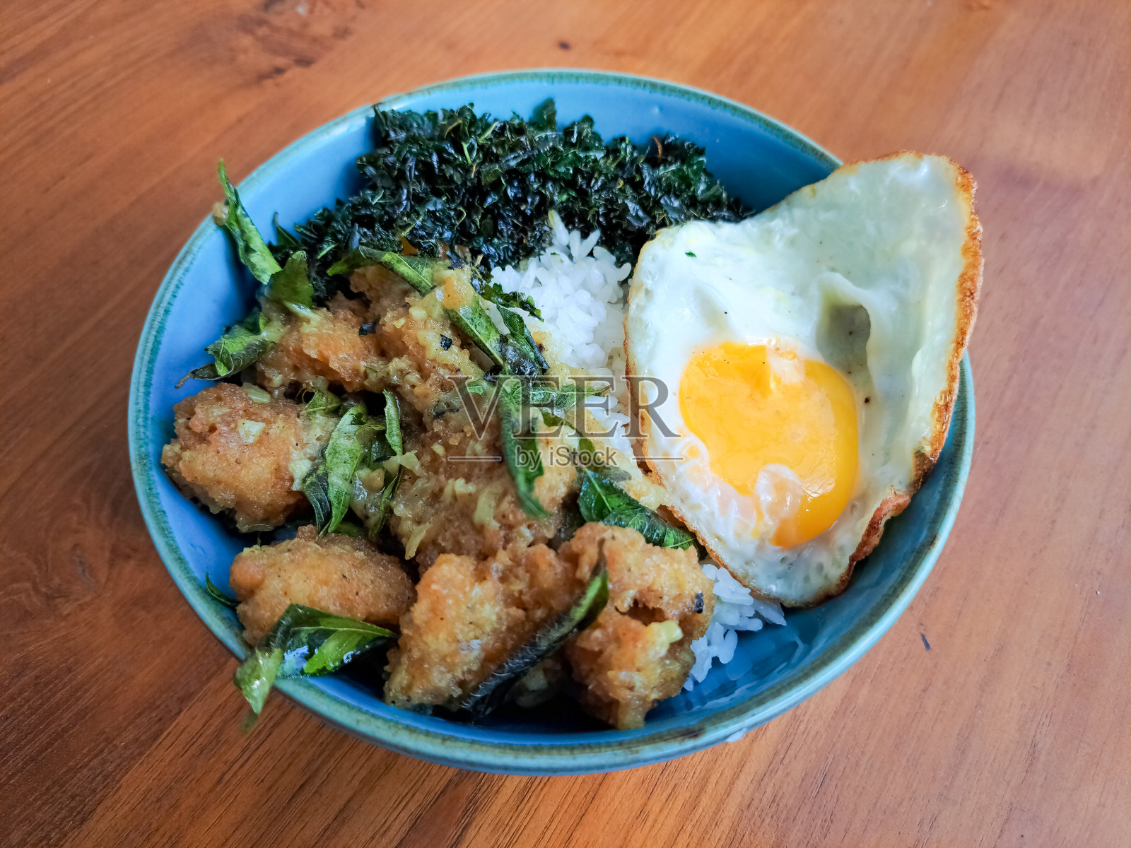 美味咖喱鱼饭：茉莉香米、炸多莉鱼、咖喱酱和香炸菠菜照片摄影图片