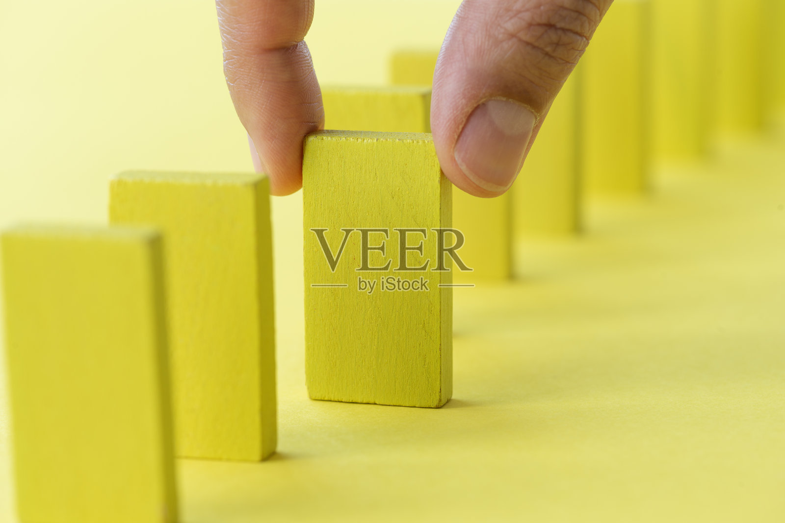 多米诺骨牌效应照片摄影图片