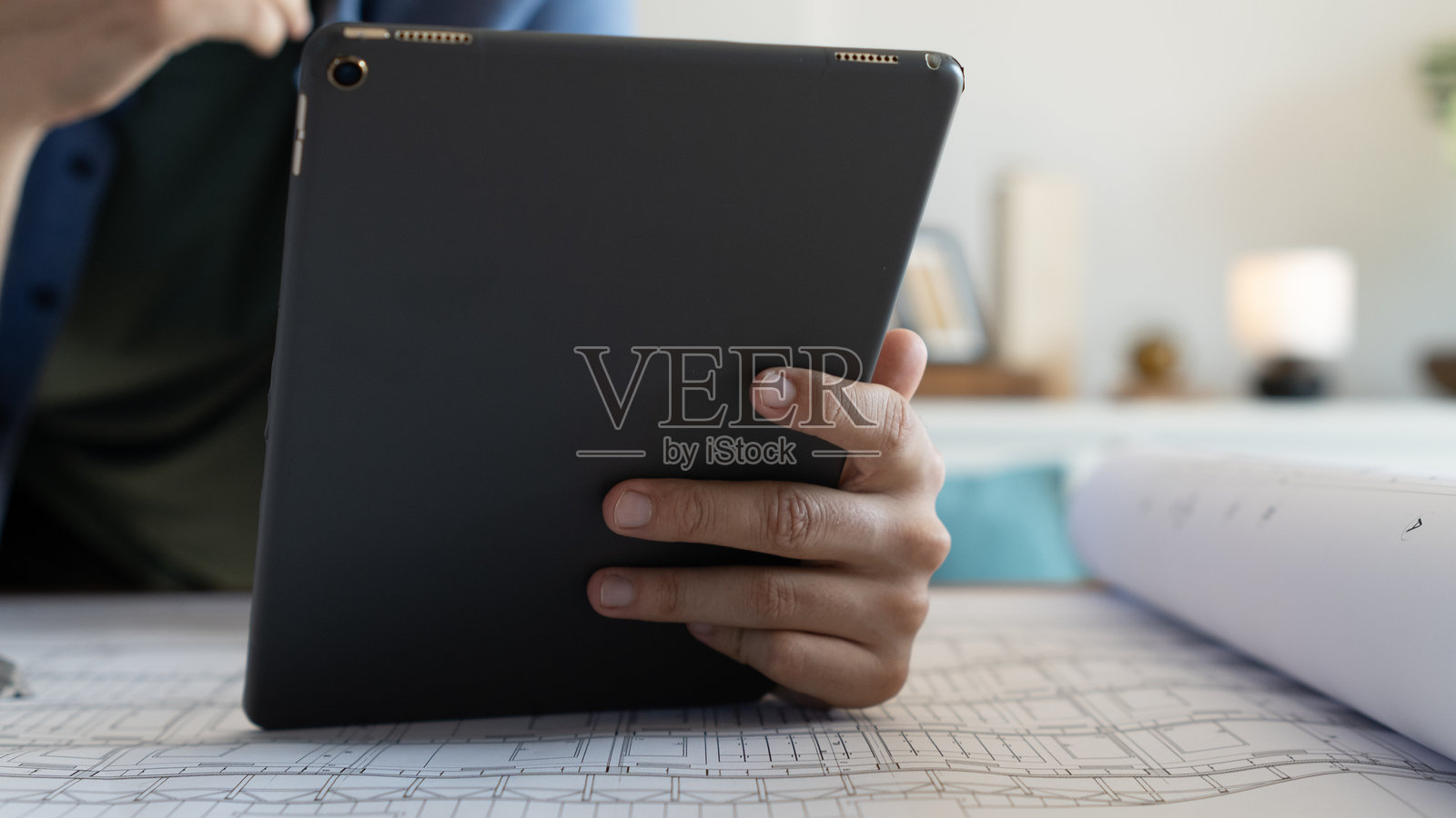 建筑师手握数码平板电脑照片摄影图片