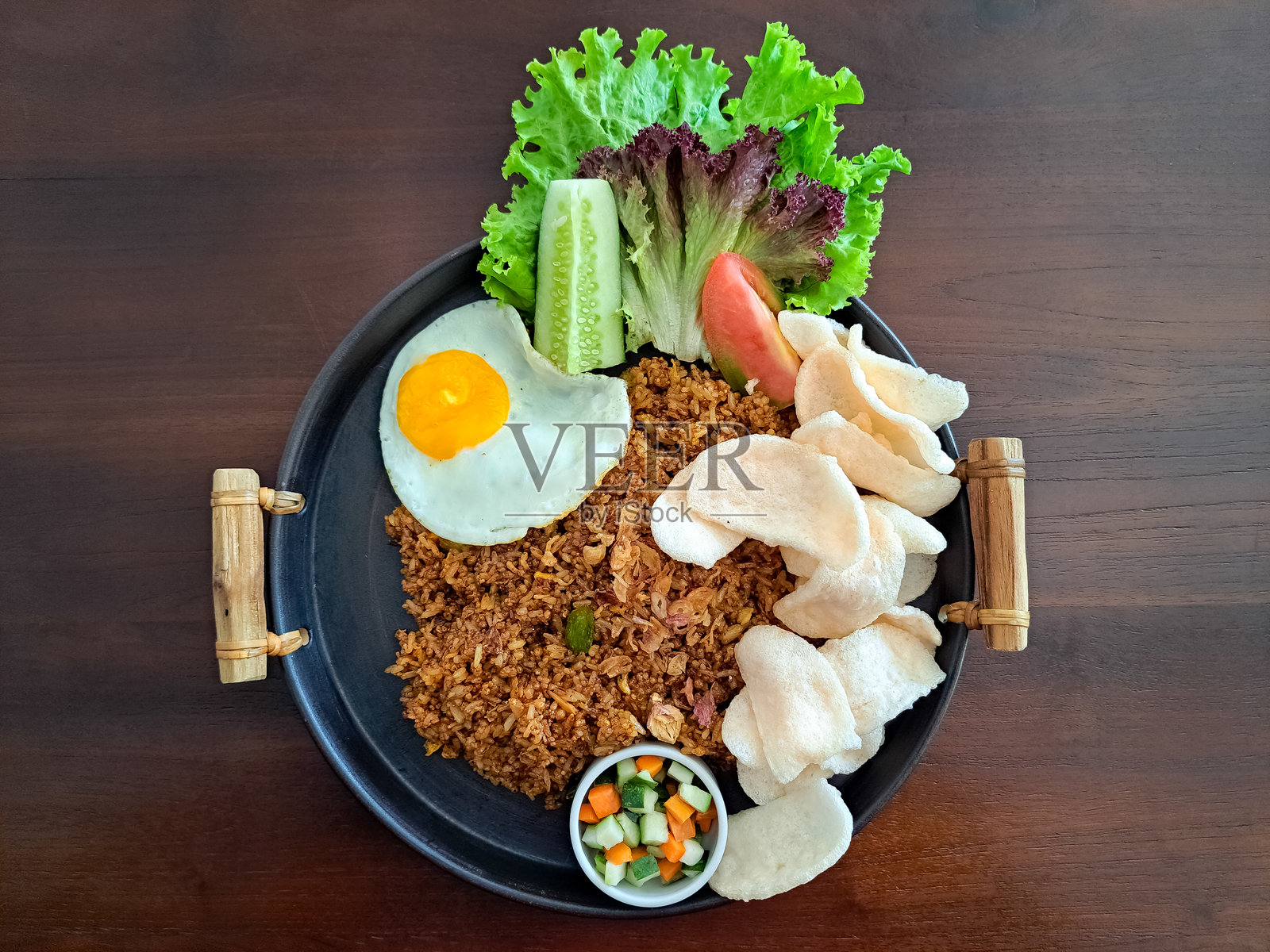 红豆炒饭，黄豆炒饭，黄豆炒饭，黄豆炒饭，黄豆炒饭，黄豆炒饭，黄豆炒饭，黄豆炒饭，黄豆炒饭，黄豆炒饭，黄豆炒饭。印尼菜菜单。前视图。照片摄影图片