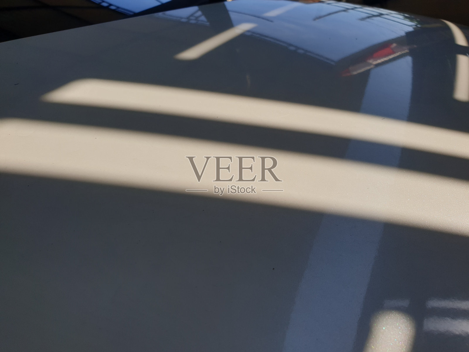 阳光在闪亮的白色汽车引擎盖前形成线条照片摄影图片