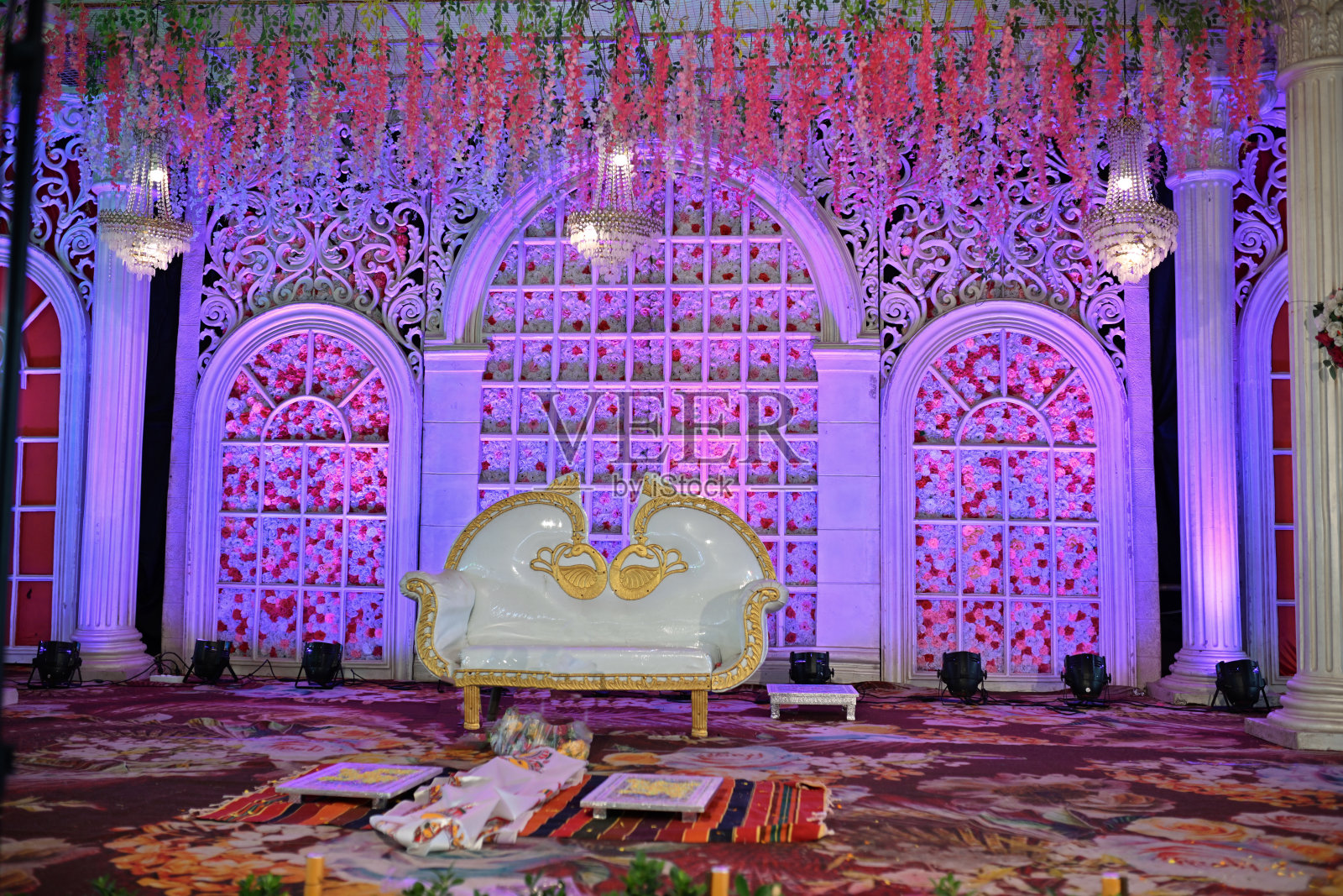 为婚礼而装饰的空舞台照片摄影图片