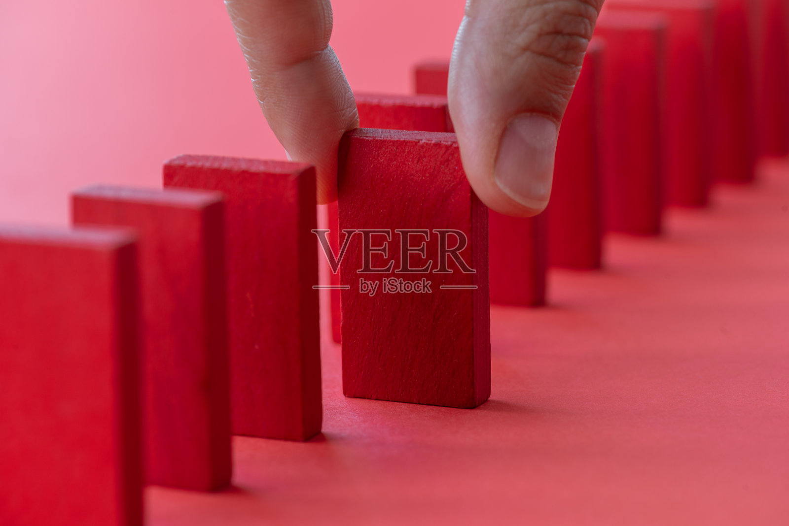 多米诺骨牌效应照片摄影图片